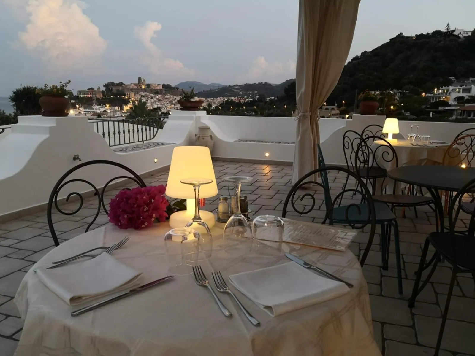 Restaurant/places to eat in Hotel Bougainville