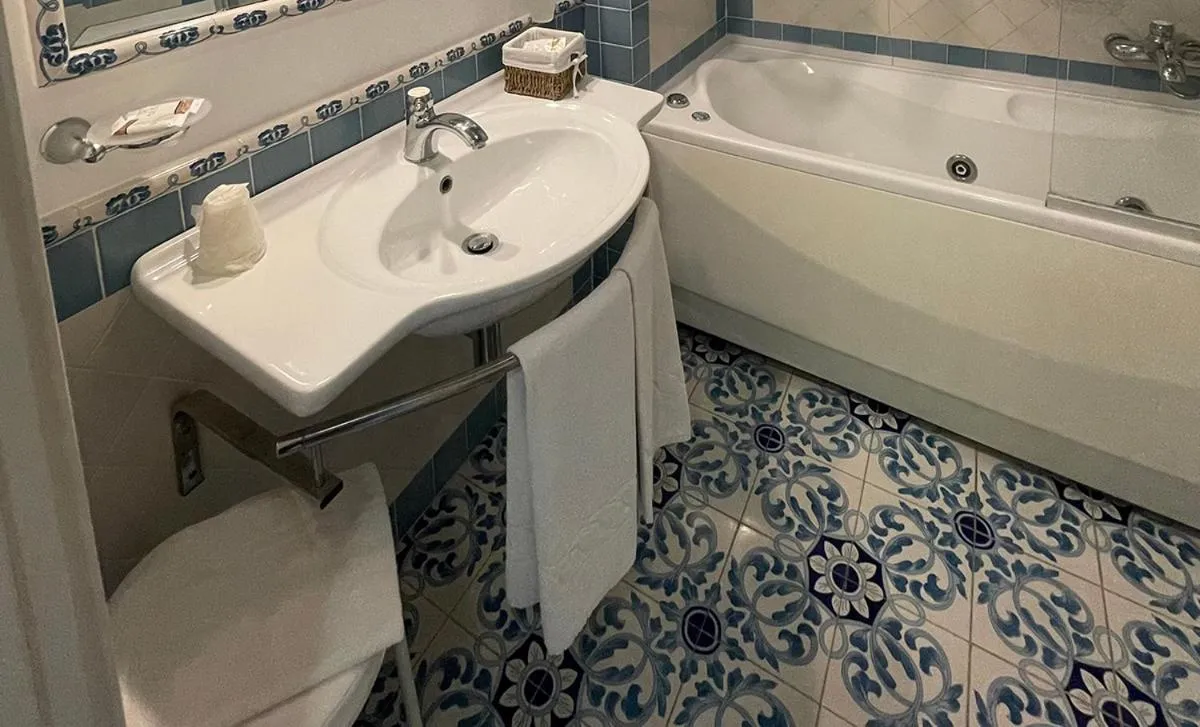 Bath in Hotel Bougainville