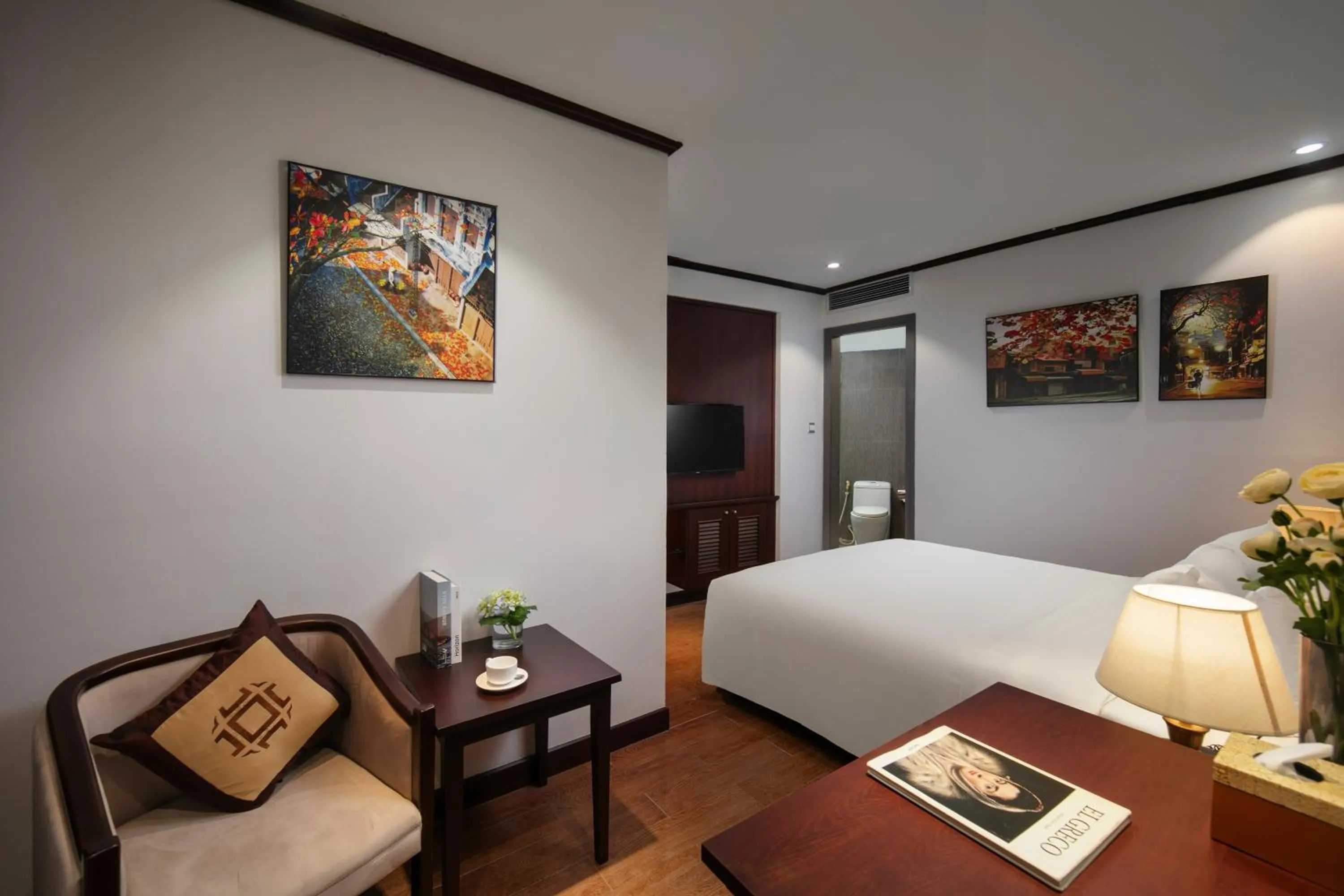 room service, Bed in MAY DE VILLE Corner Hotel