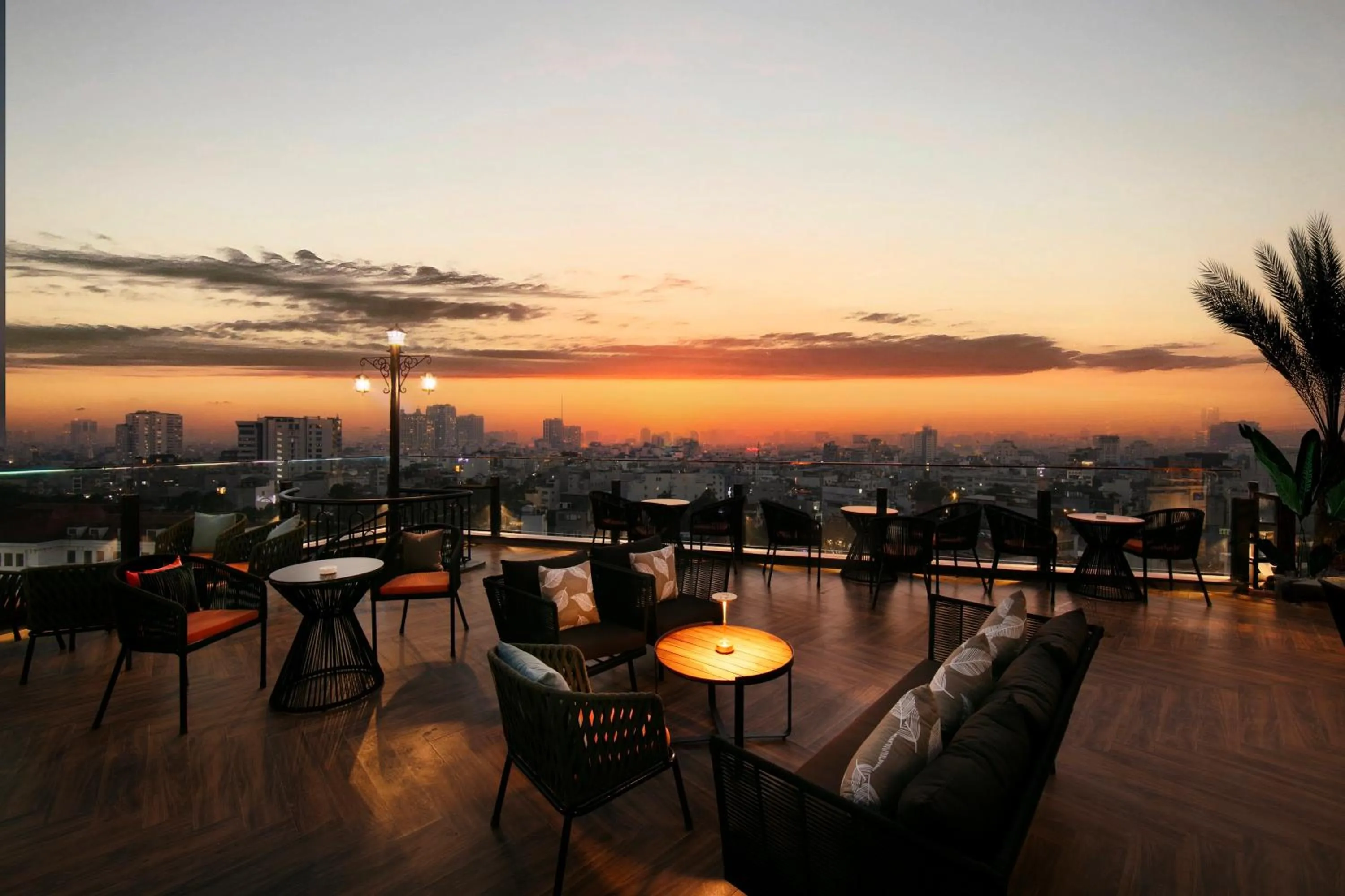 Lounge or bar in MAY DE VILLE Corner Hotel