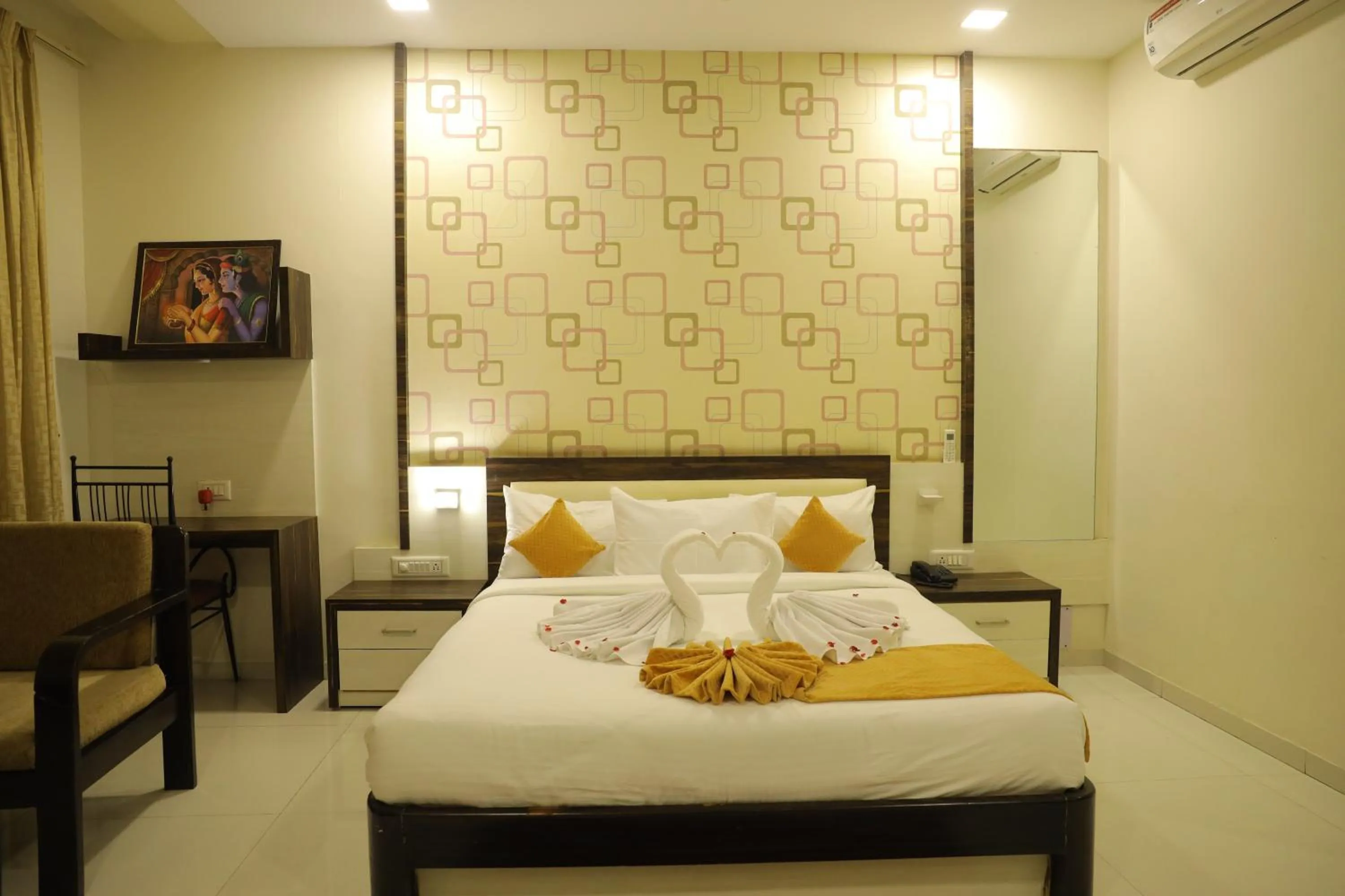 Bedroom, Bed in Hotel Shashinag Residency