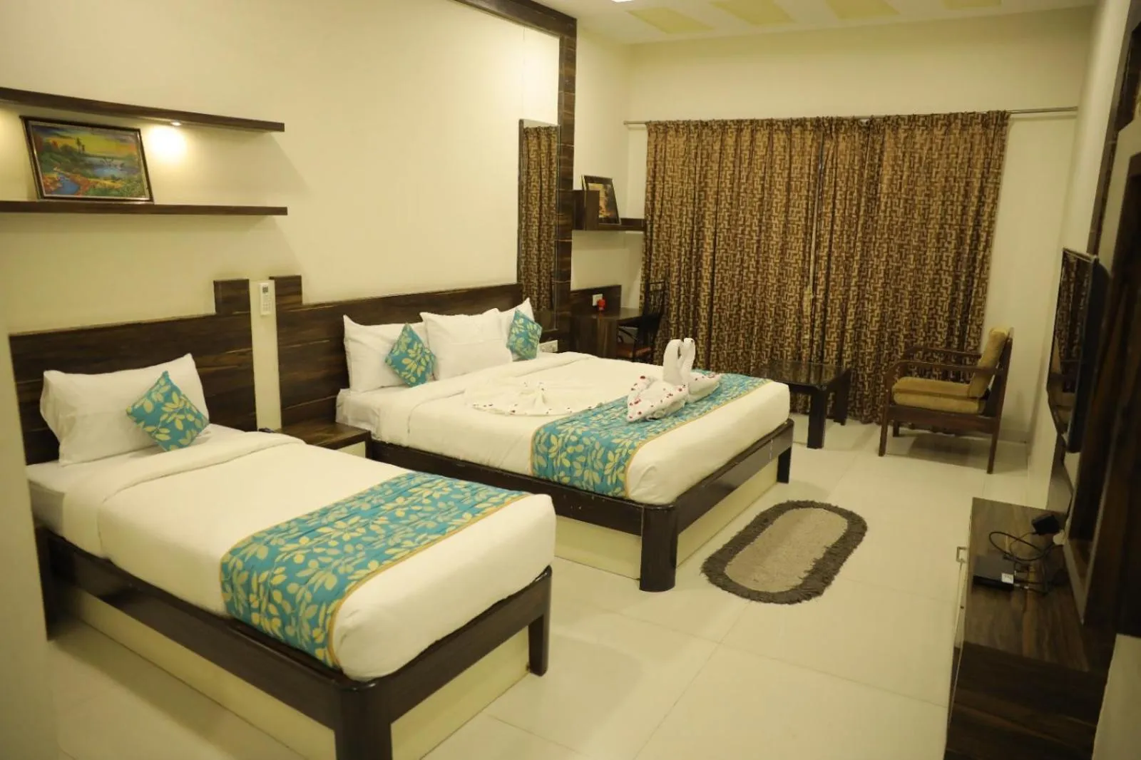 Bed in Hotel Shashinag Residency