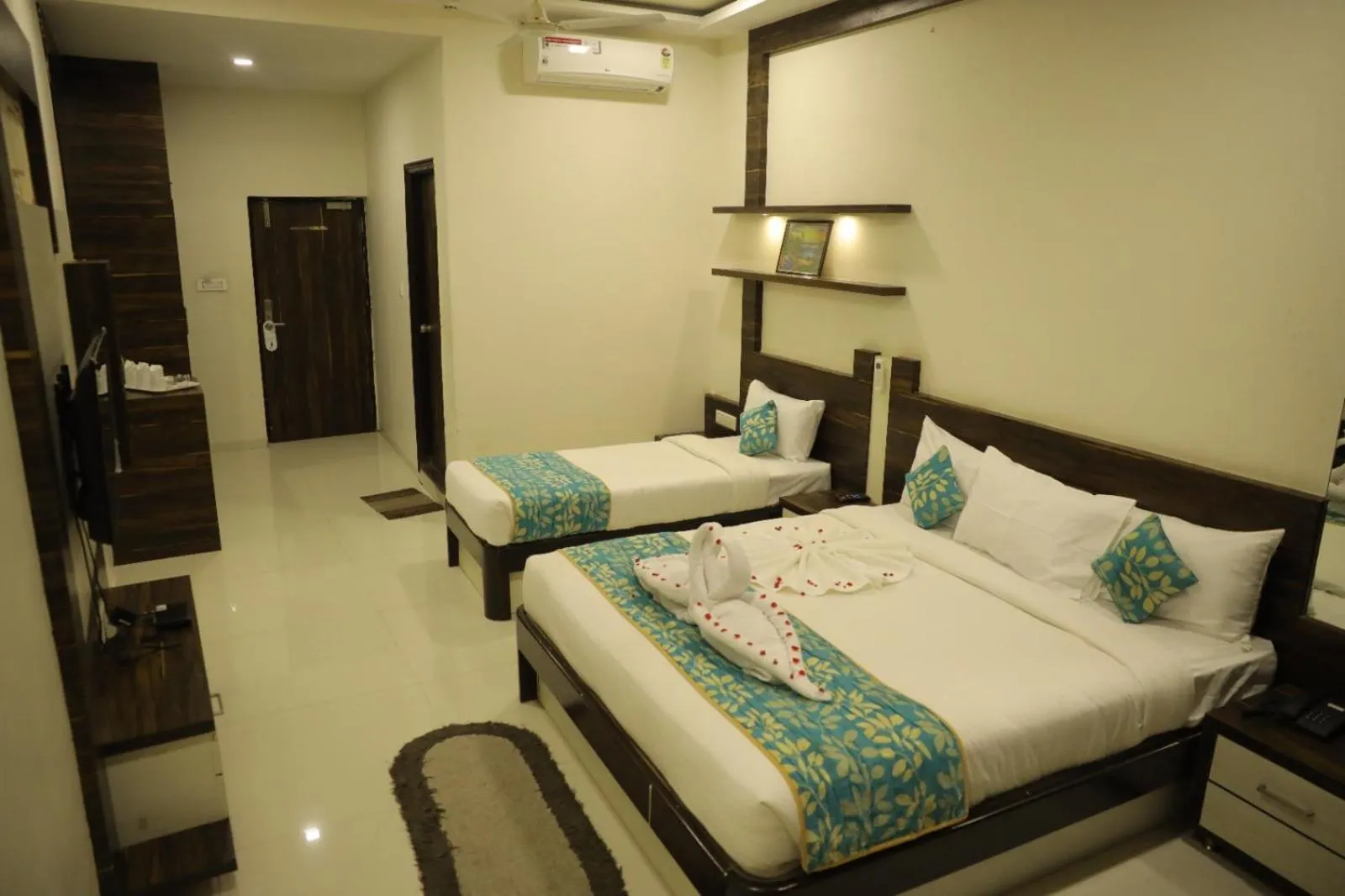 Bed in Hotel Shashinag Residency