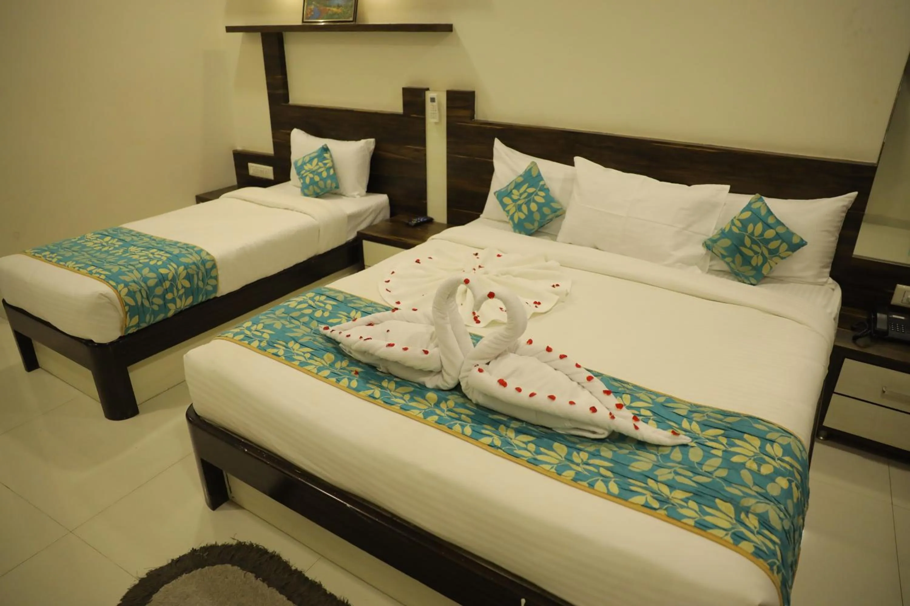 Bed in Hotel Shashinag Residency
