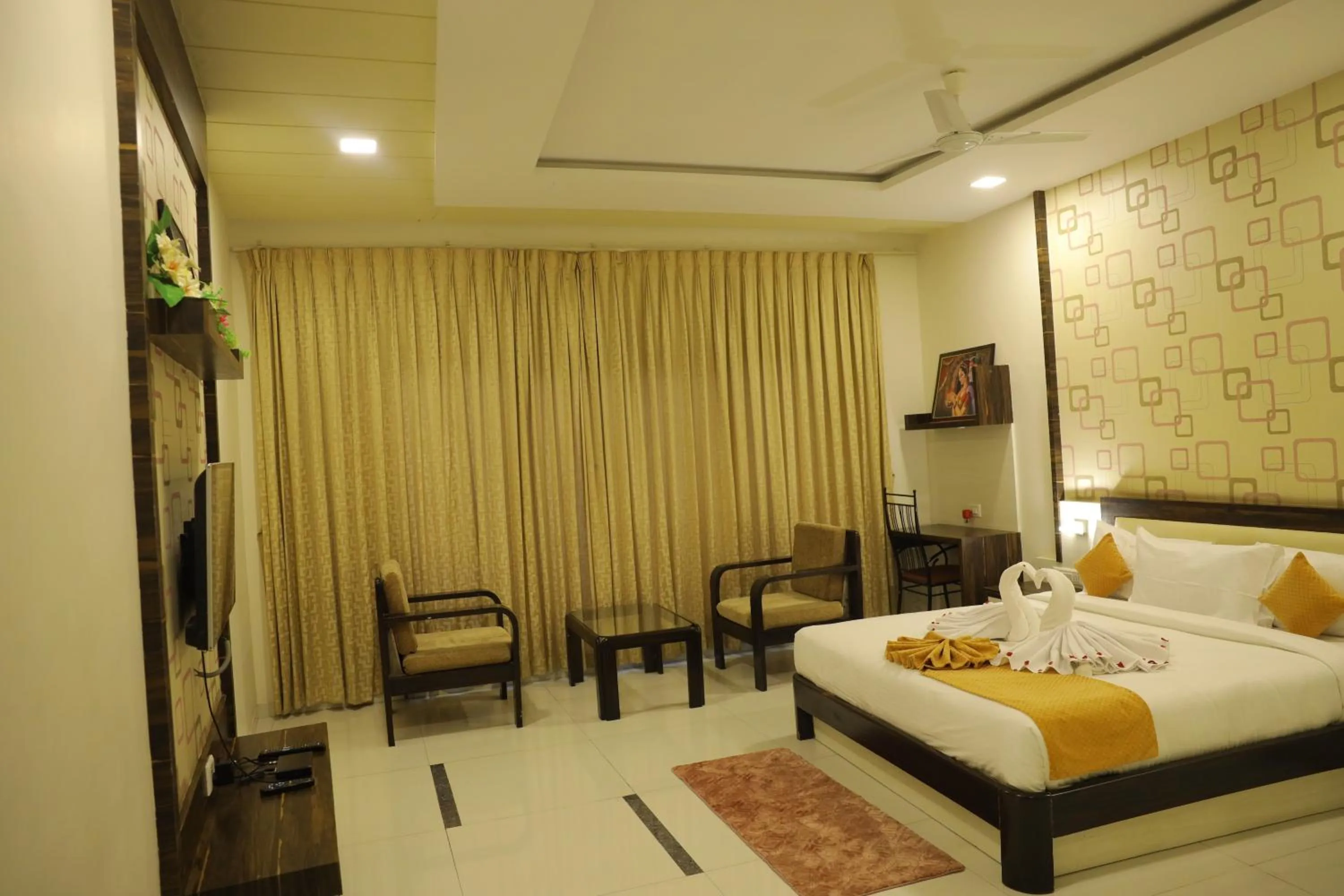 Bed in Hotel Shashinag Residency