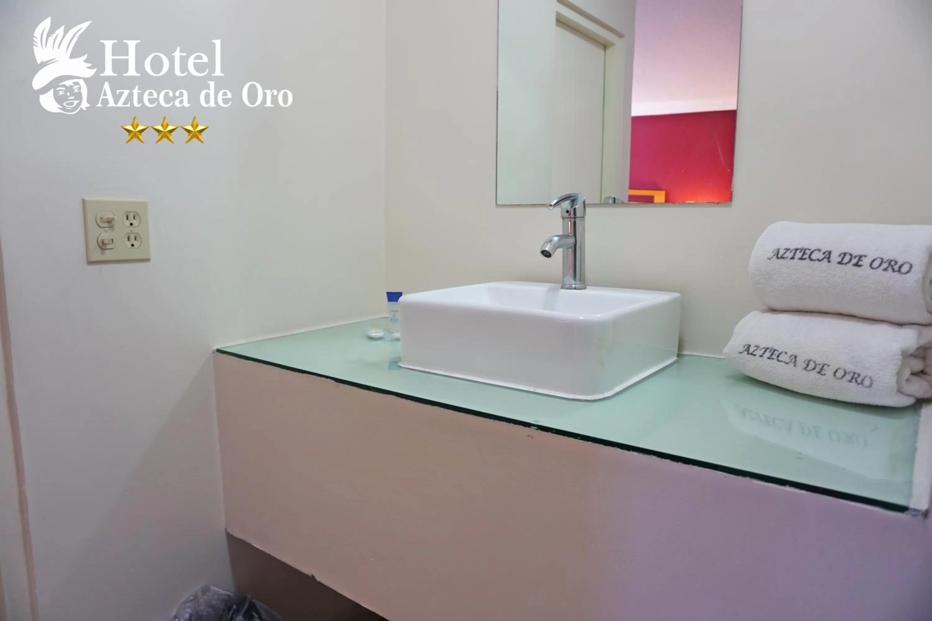 Bathroom, Bed in Hotel Azteca de Oro Mexicali