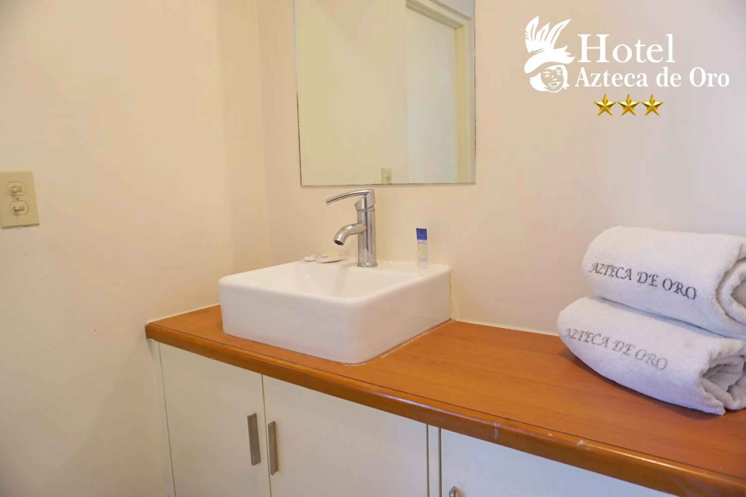 Bathroom in Hotel Azteca de Oro Mexicali