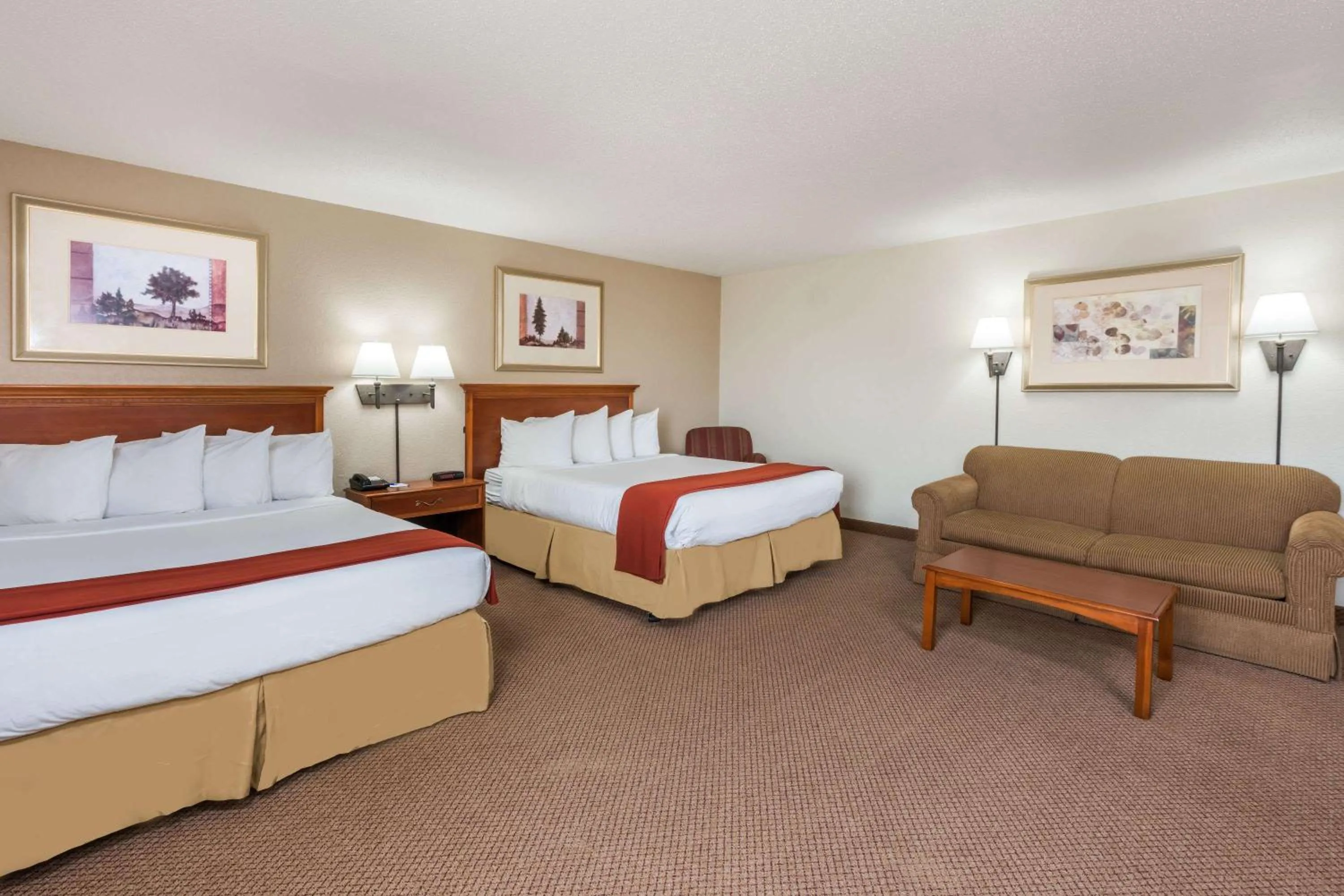 Photo of the whole room, Bed in Seasons Inn & Suites Highland