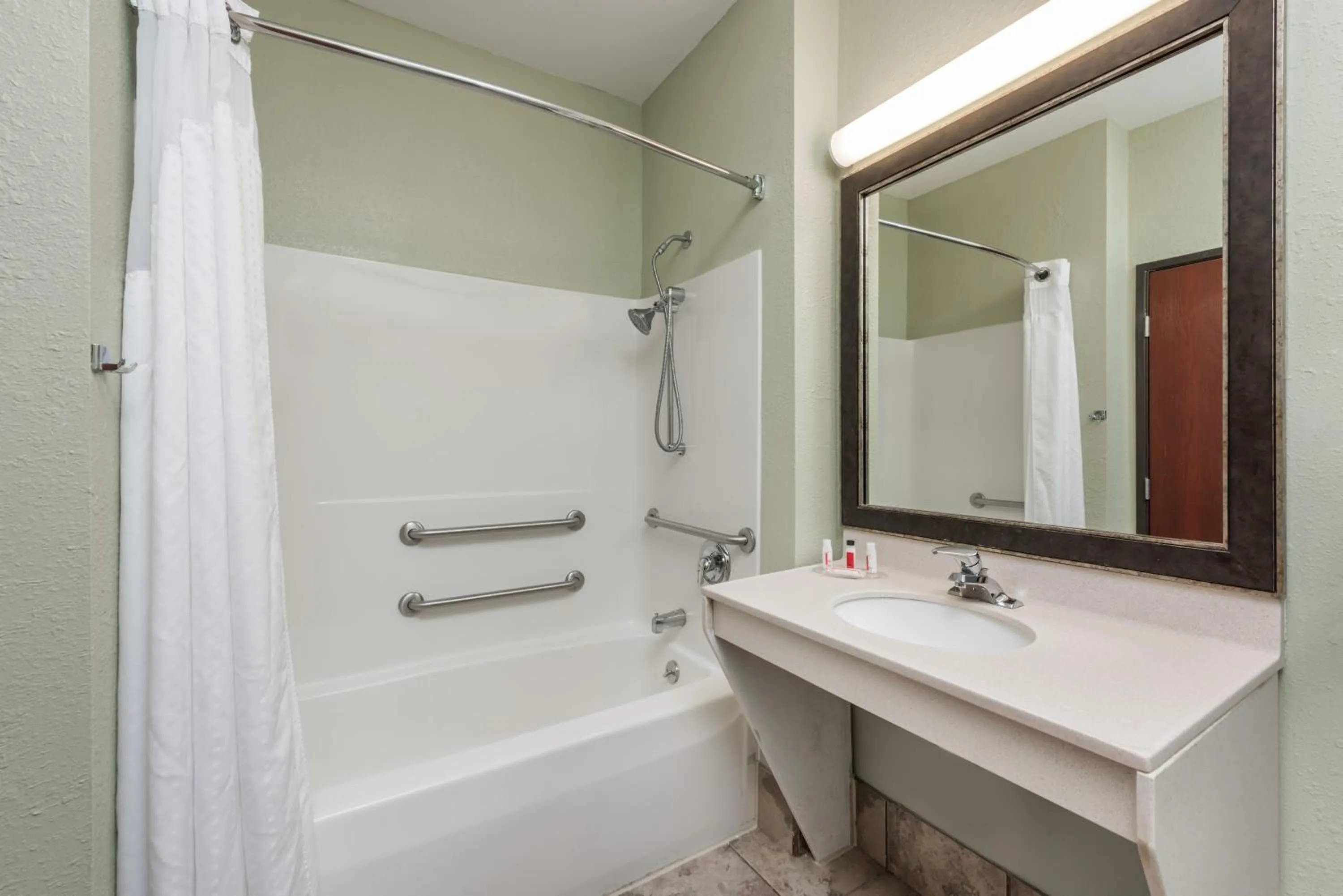 Shower in Seasons Inn & Suites Highland