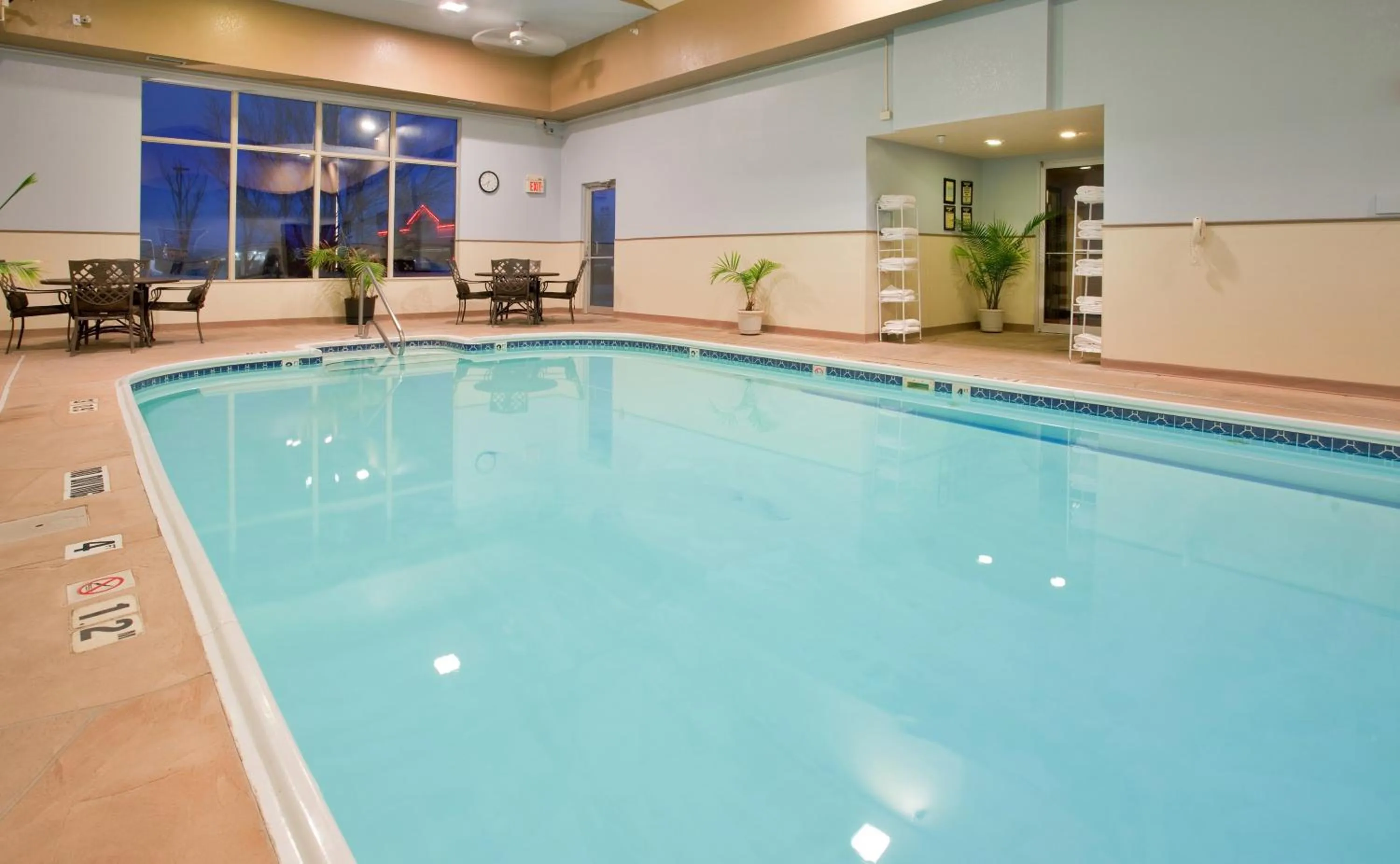 Swimming pool in Seasons Inn & Suites Highland