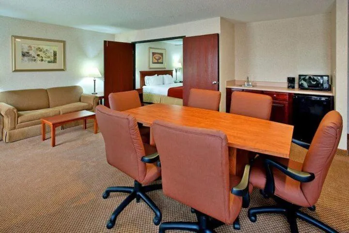 Living room in Seasons Inn & Suites Highland