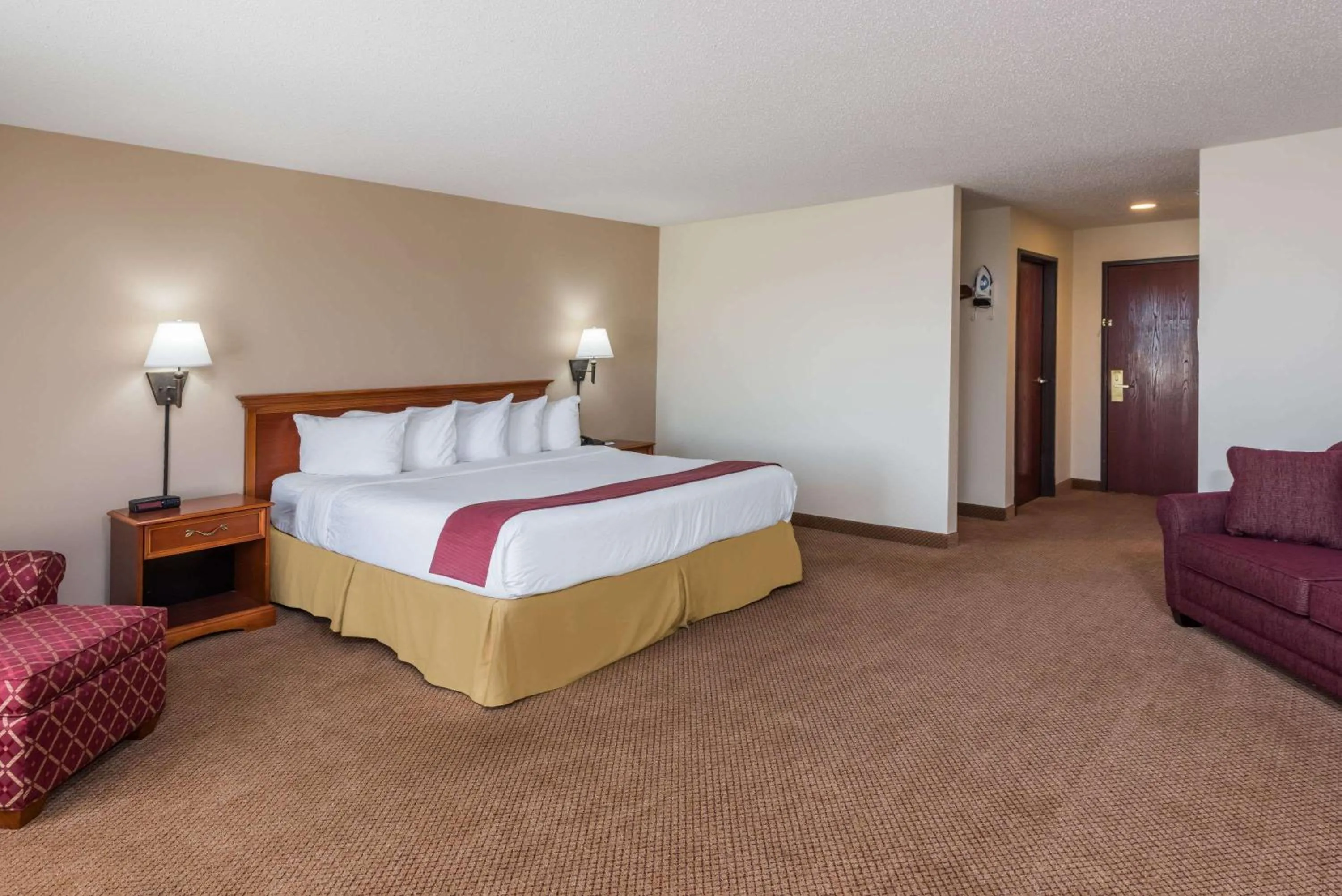 Photo of the whole room, Bed in Seasons Inn & Suites Highland