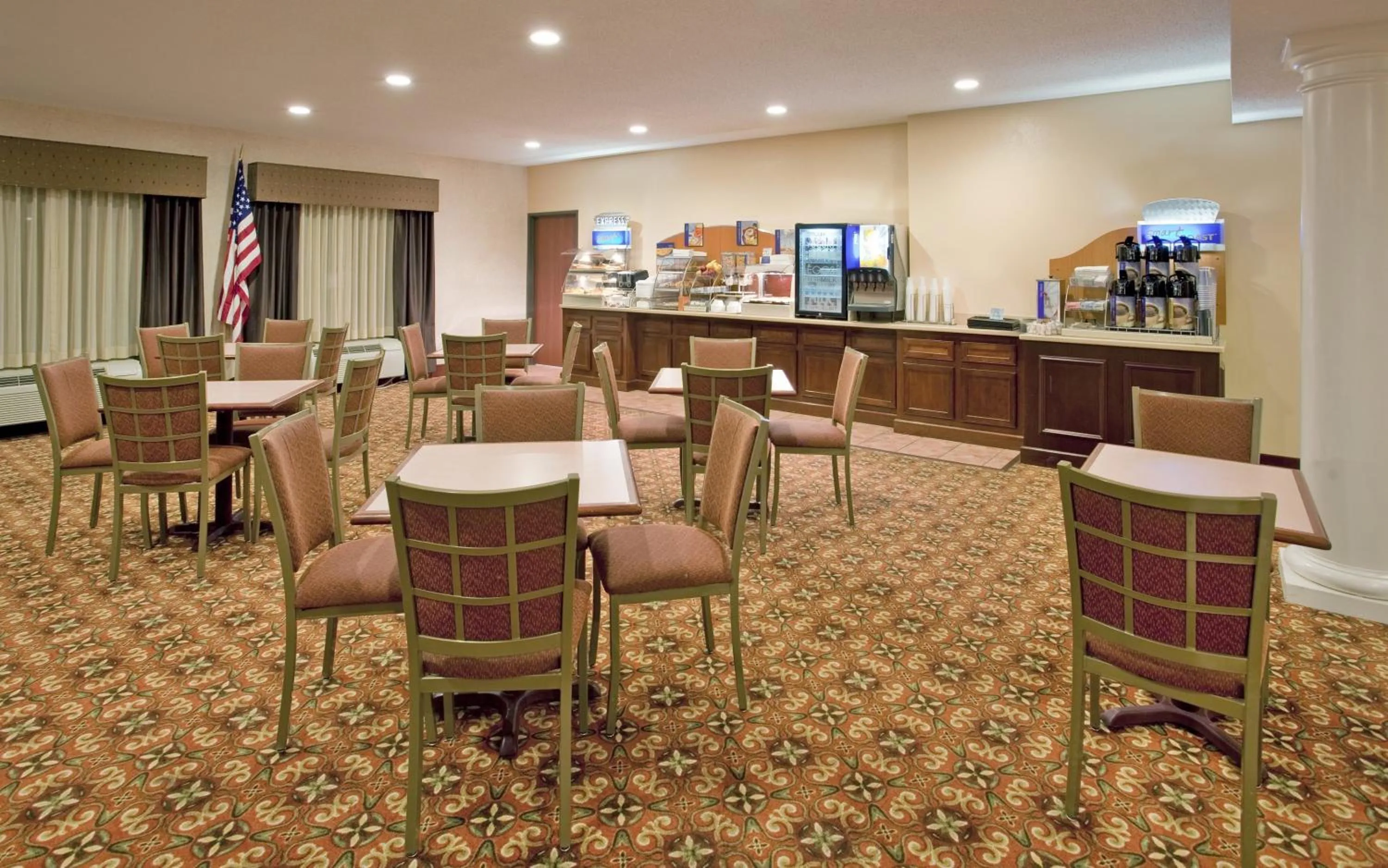 Communal lounge/ TV room in Seasons Inn & Suites Highland