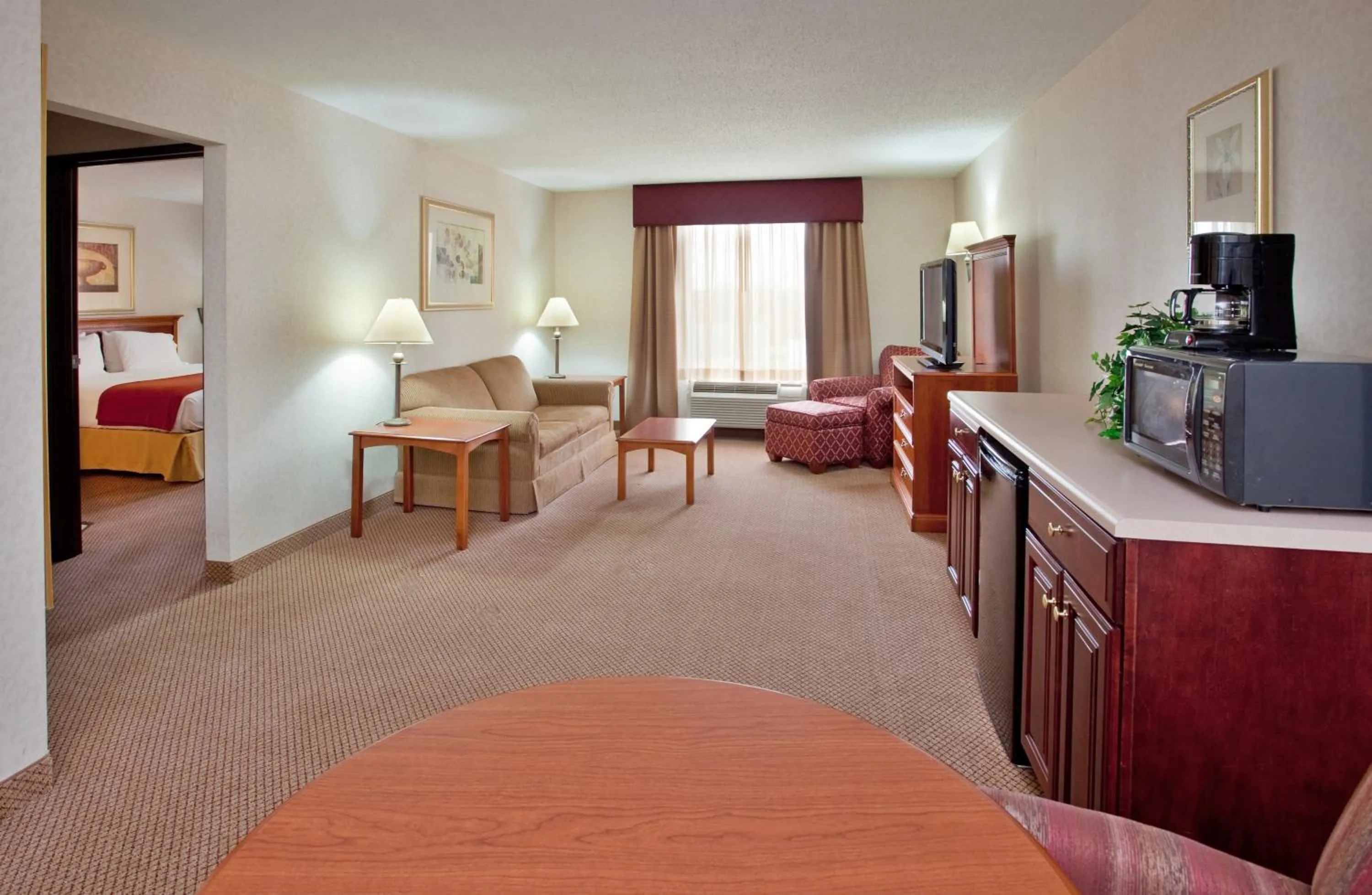 Seating area, Bed in Seasons Inn & Suites Highland