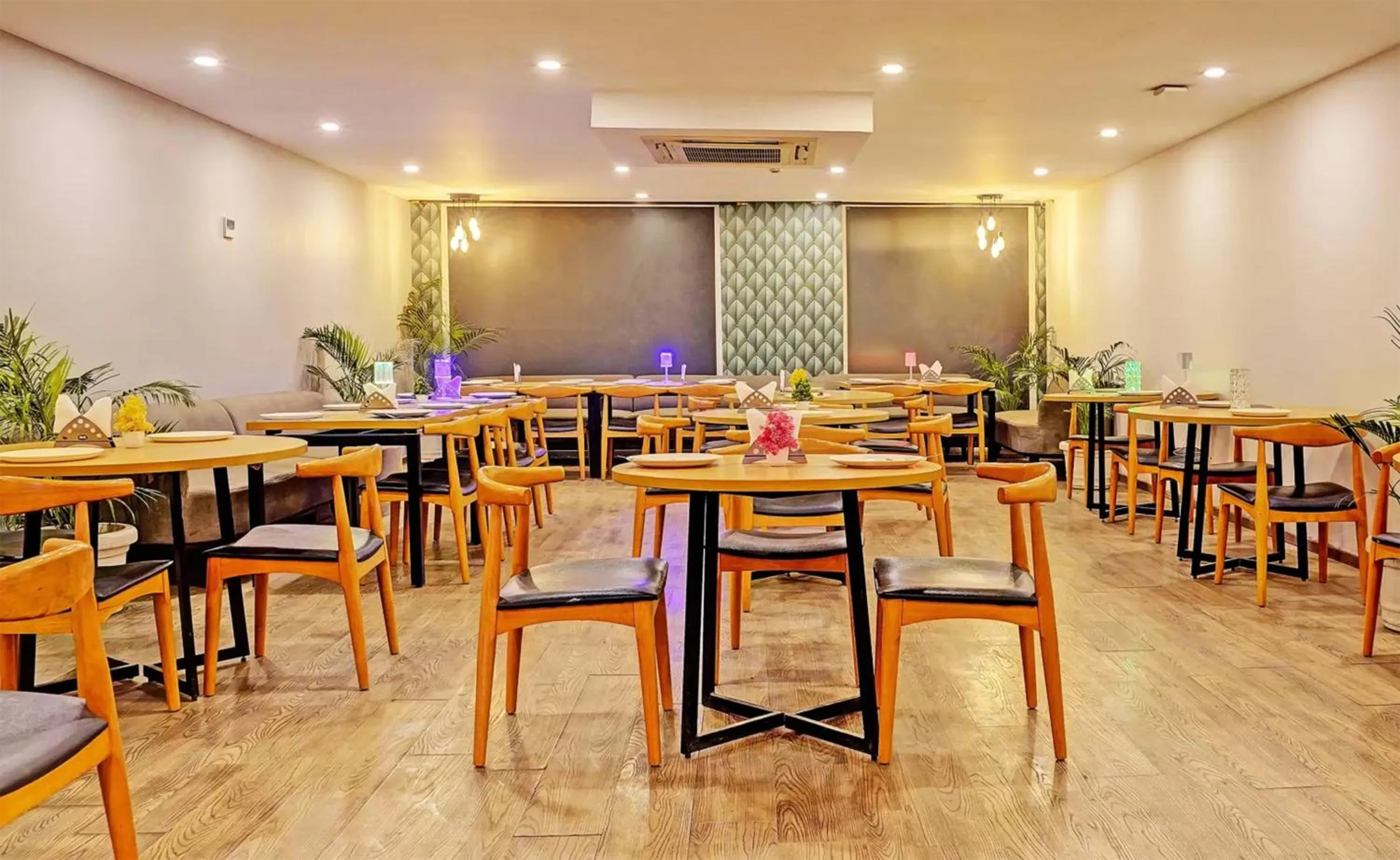 Restaurant/places to eat in Hotel Aravali Inn & Banquet Hall