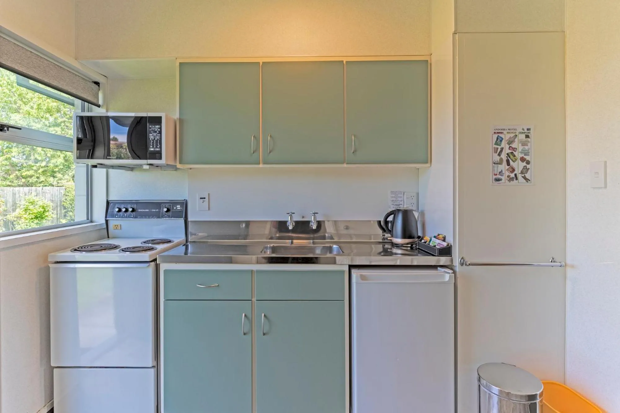 microwave in Andorra Motel