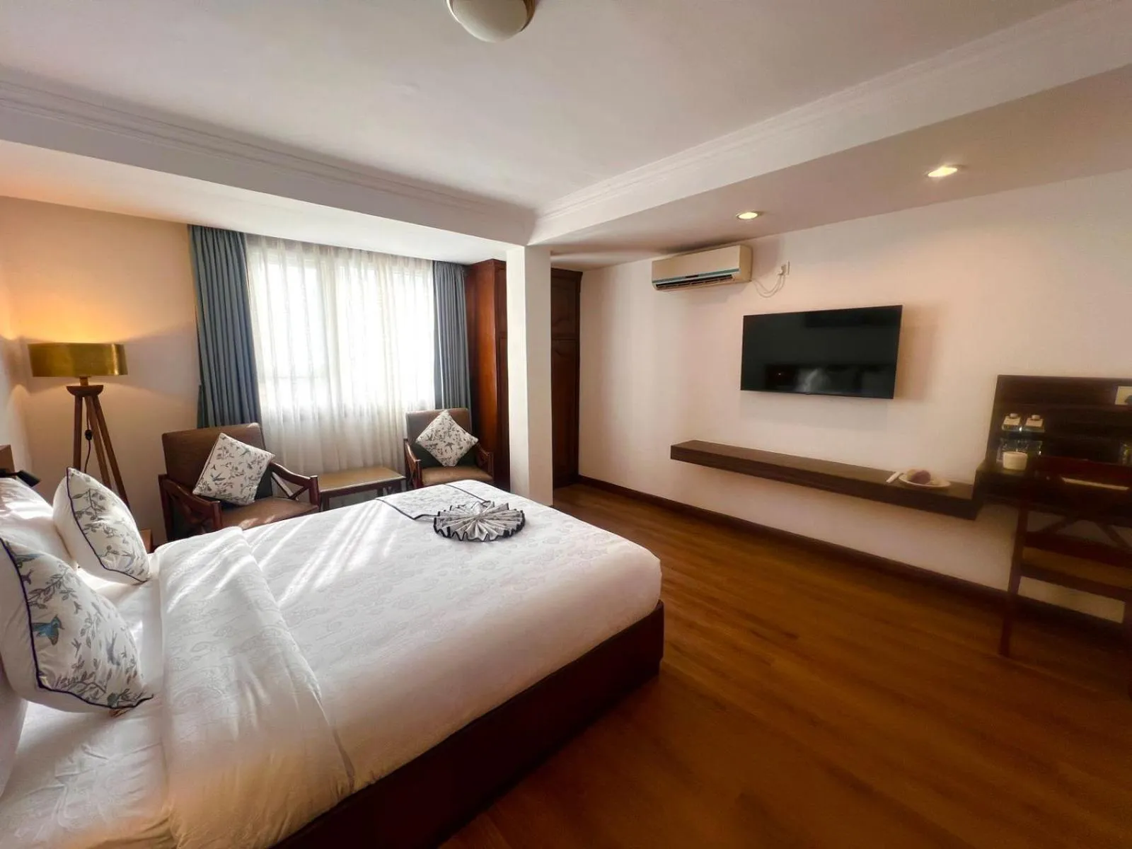 Bed in Gallery Park Hotel