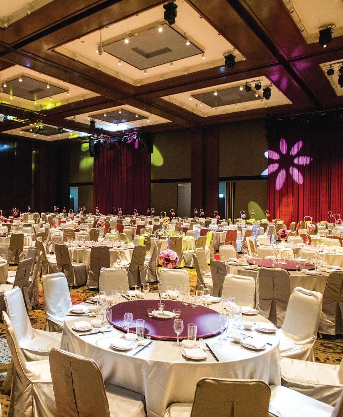 Restaurant/places to eat in Golden Lake Hotel