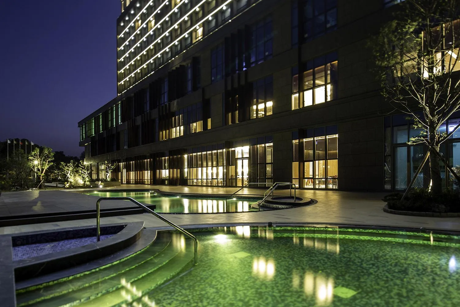 Swimming pool in Golden Lake Hotel