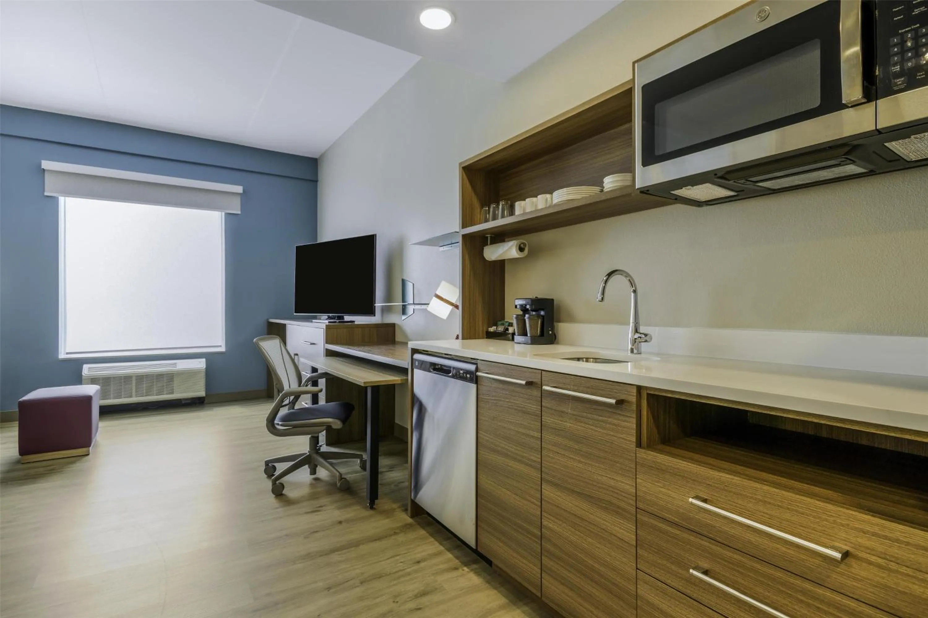 Kitchen or kitchenette in Home2 Suites By Hilton Cincinnati Midtown Oakley