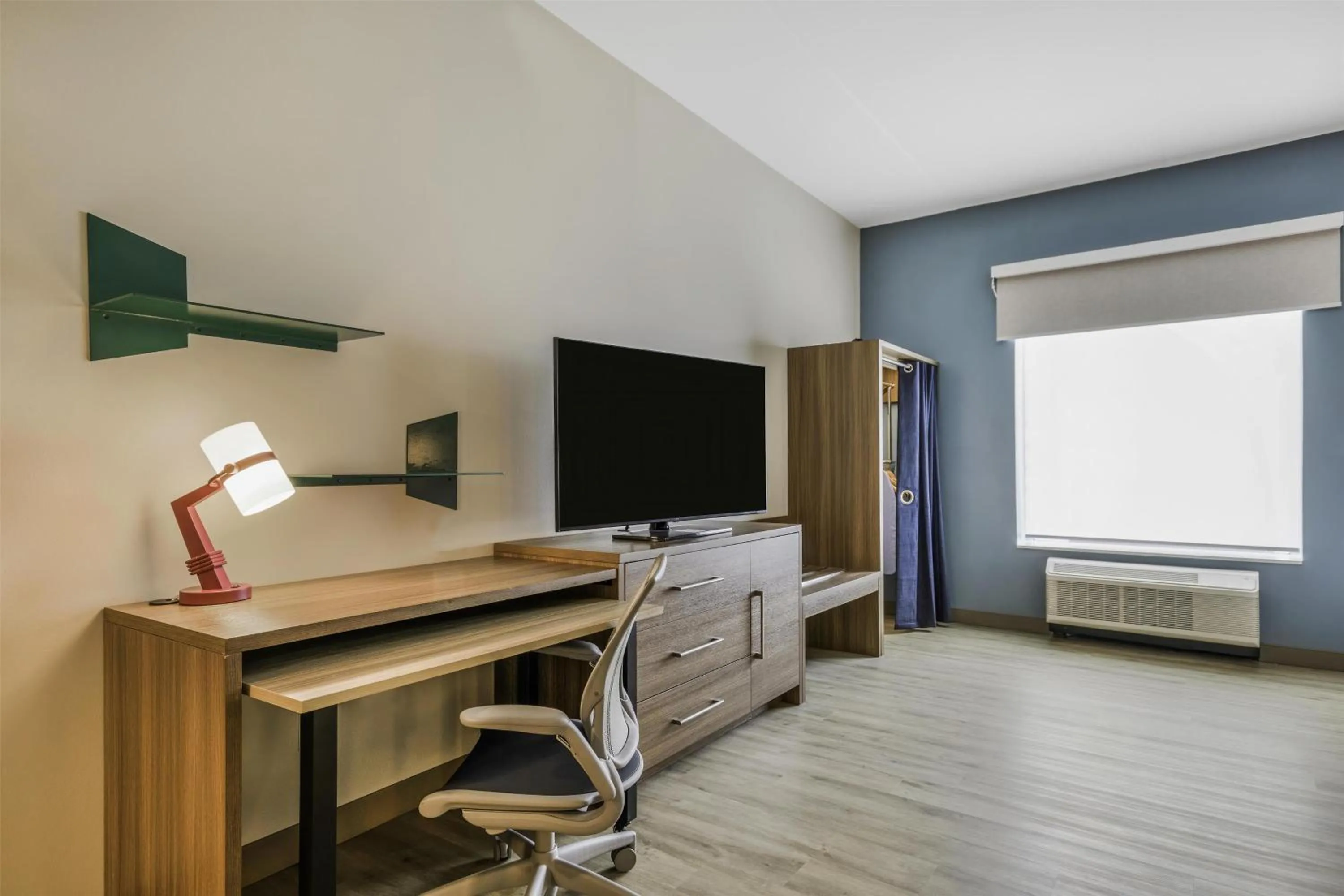 Bedroom in Home2 Suites By Hilton Cincinnati Midtown Oakley