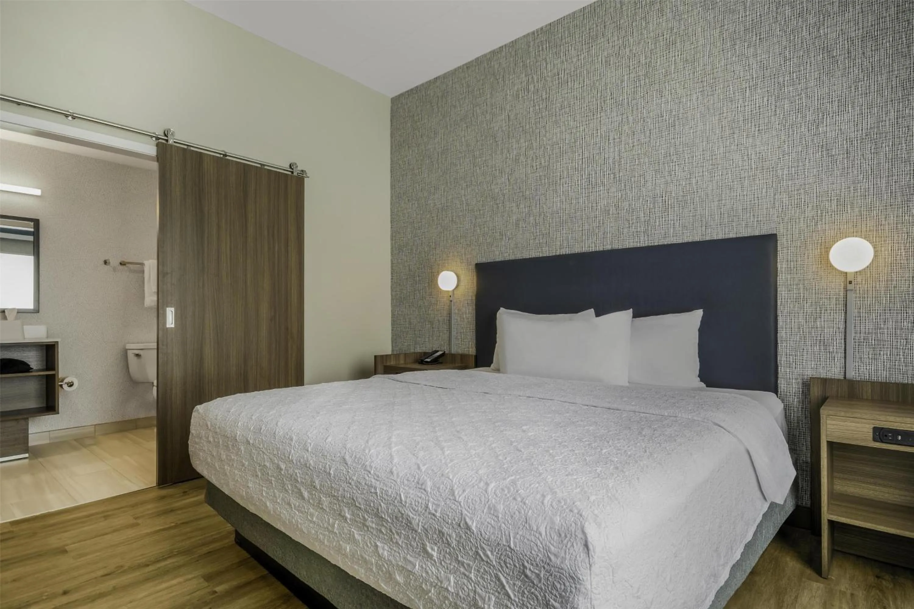 Bed in Home2 Suites By Hilton Cincinnati Midtown Oakley