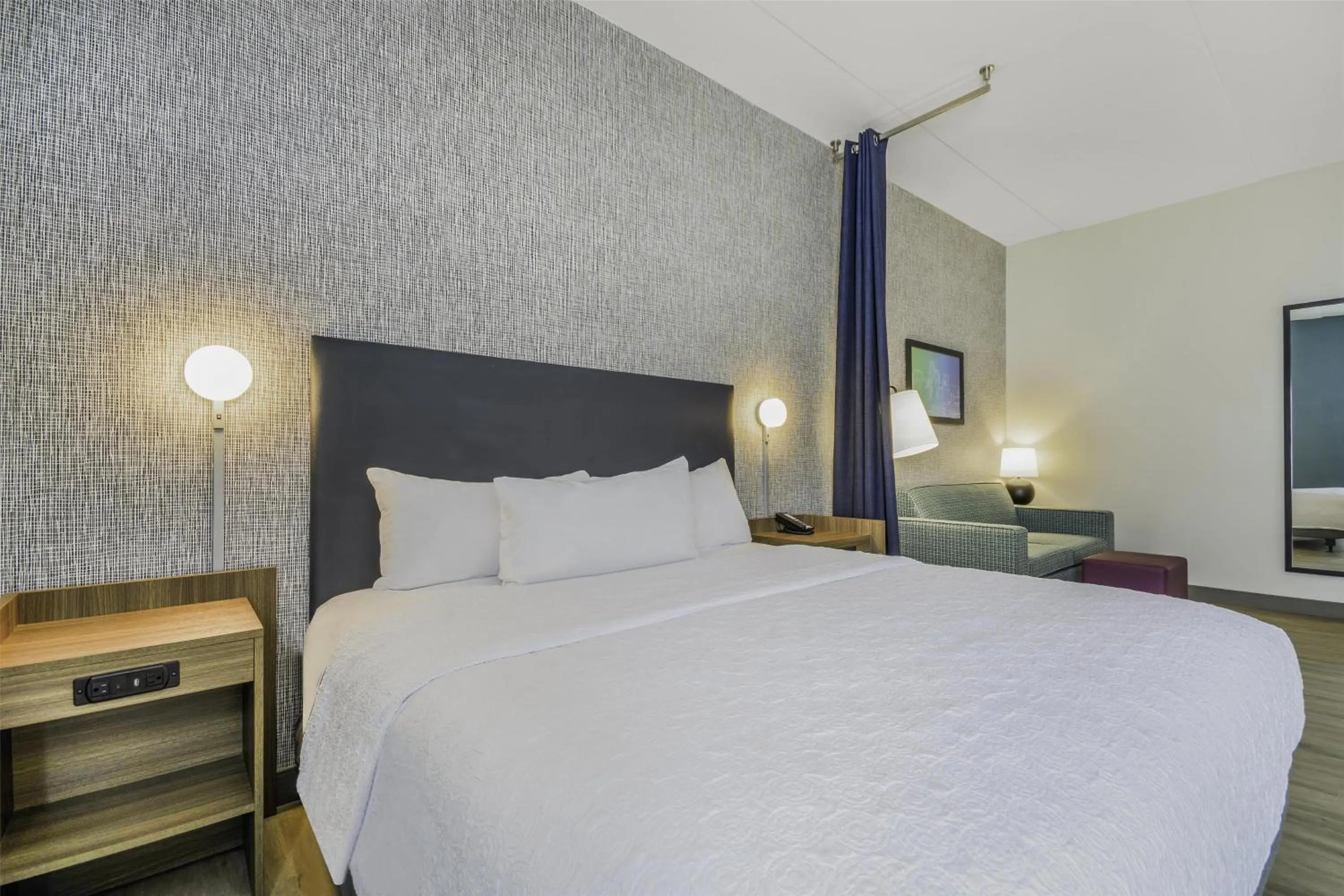 Living room, Bed in Home2 Suites By Hilton Cincinnati Midtown Oakley