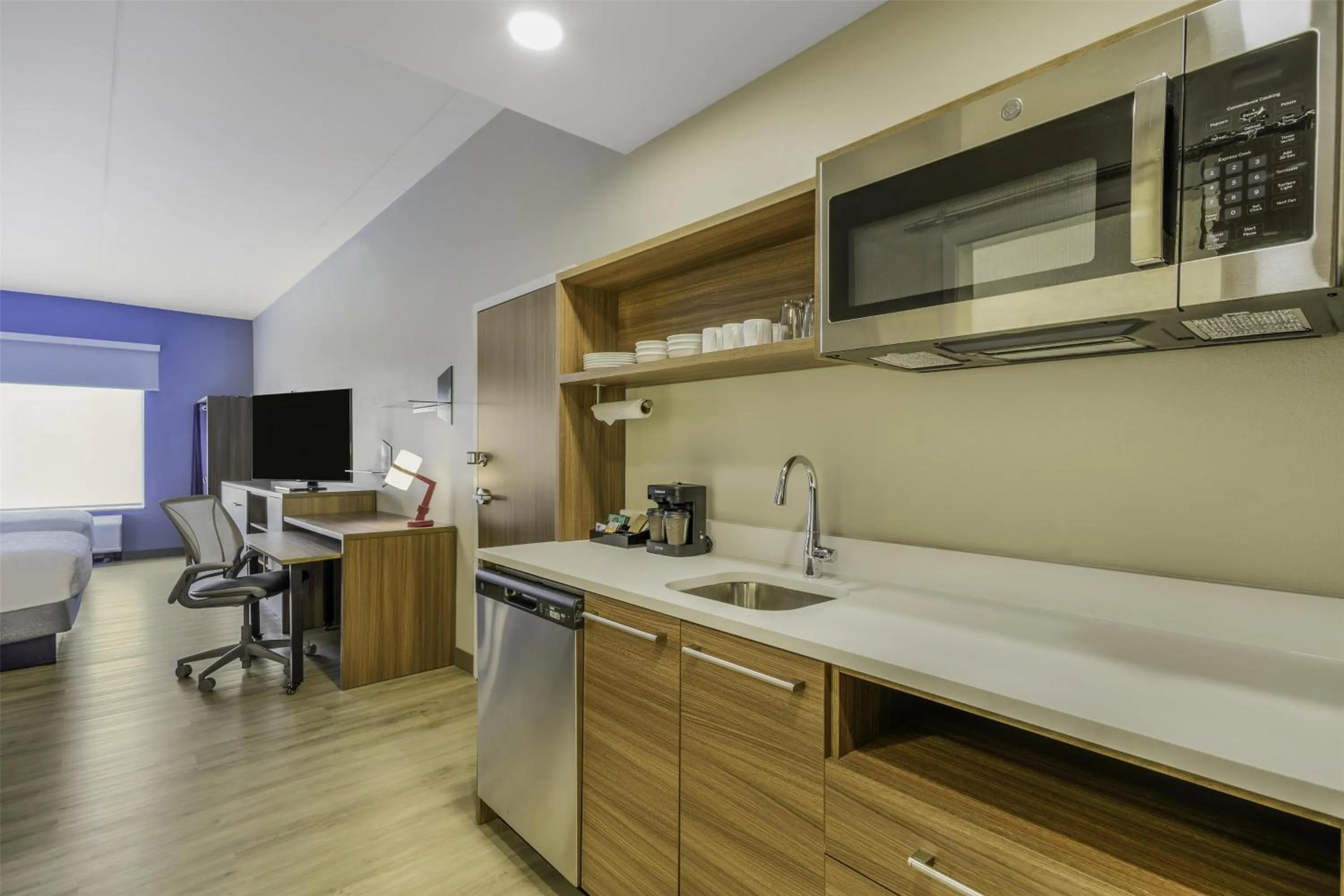 Kitchen or kitchenette in Home2 Suites By Hilton Cincinnati Midtown Oakley