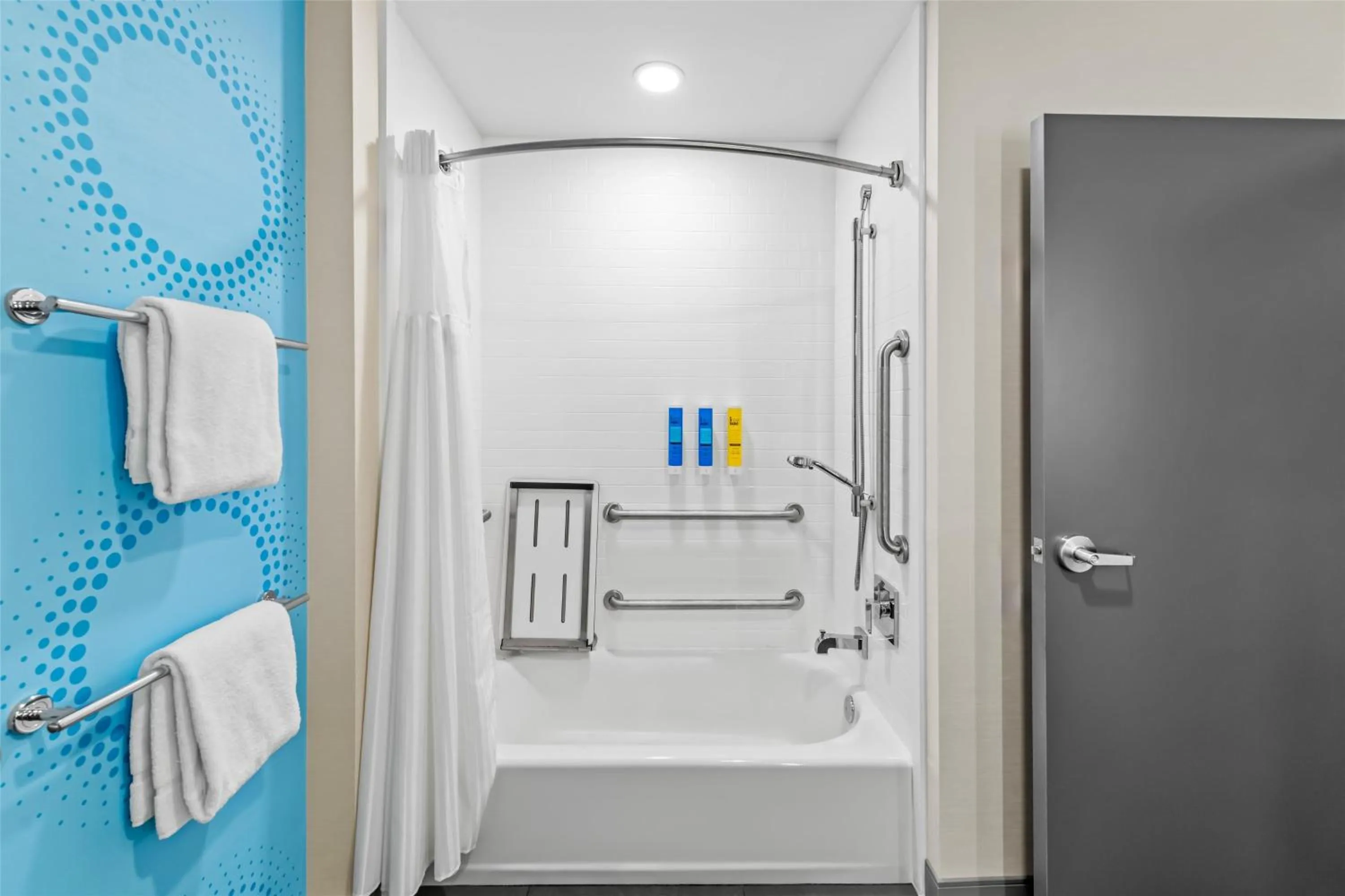 Bathroom in Tru By Hilton Kansas City Airport