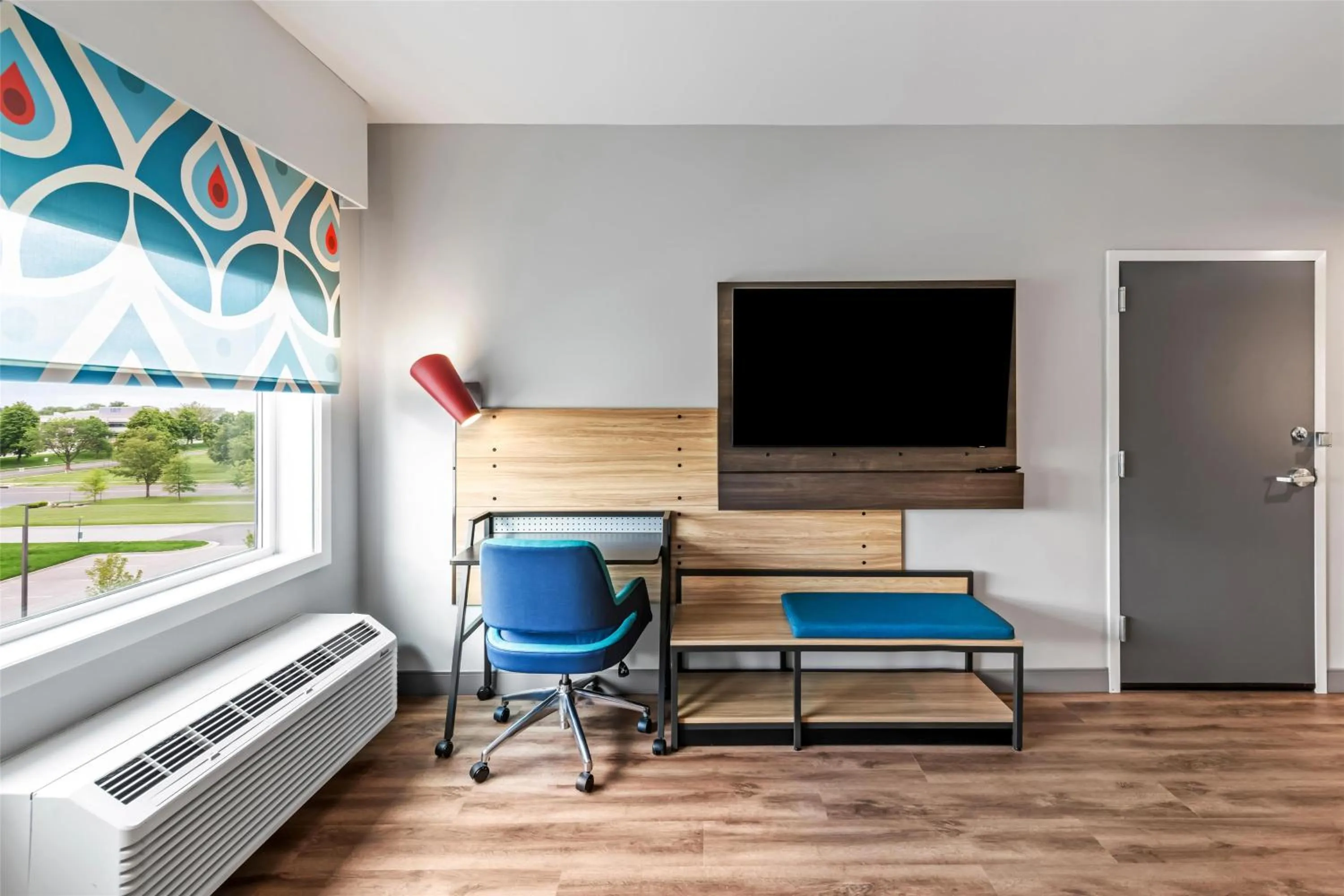 Bedroom in Tru By Hilton Kansas City Airport