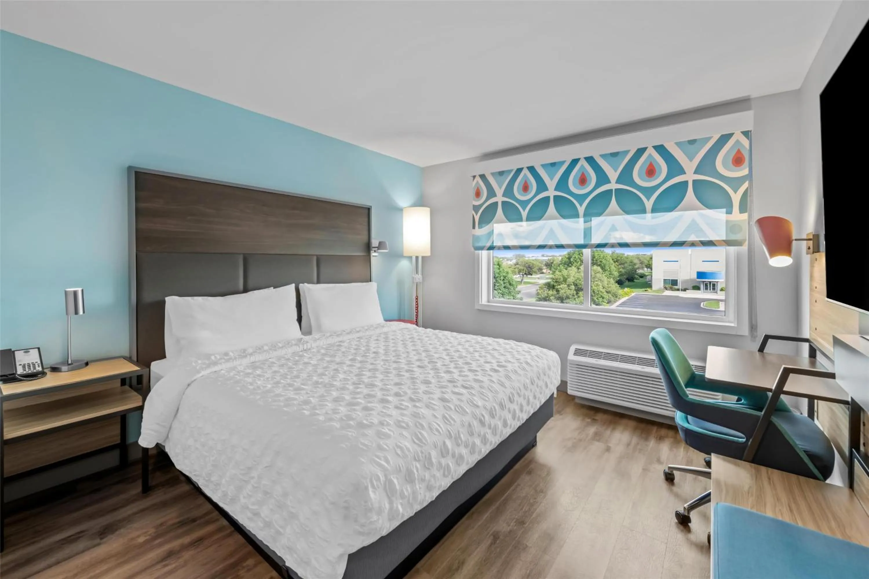 Bed in Tru By Hilton Kansas City Airport