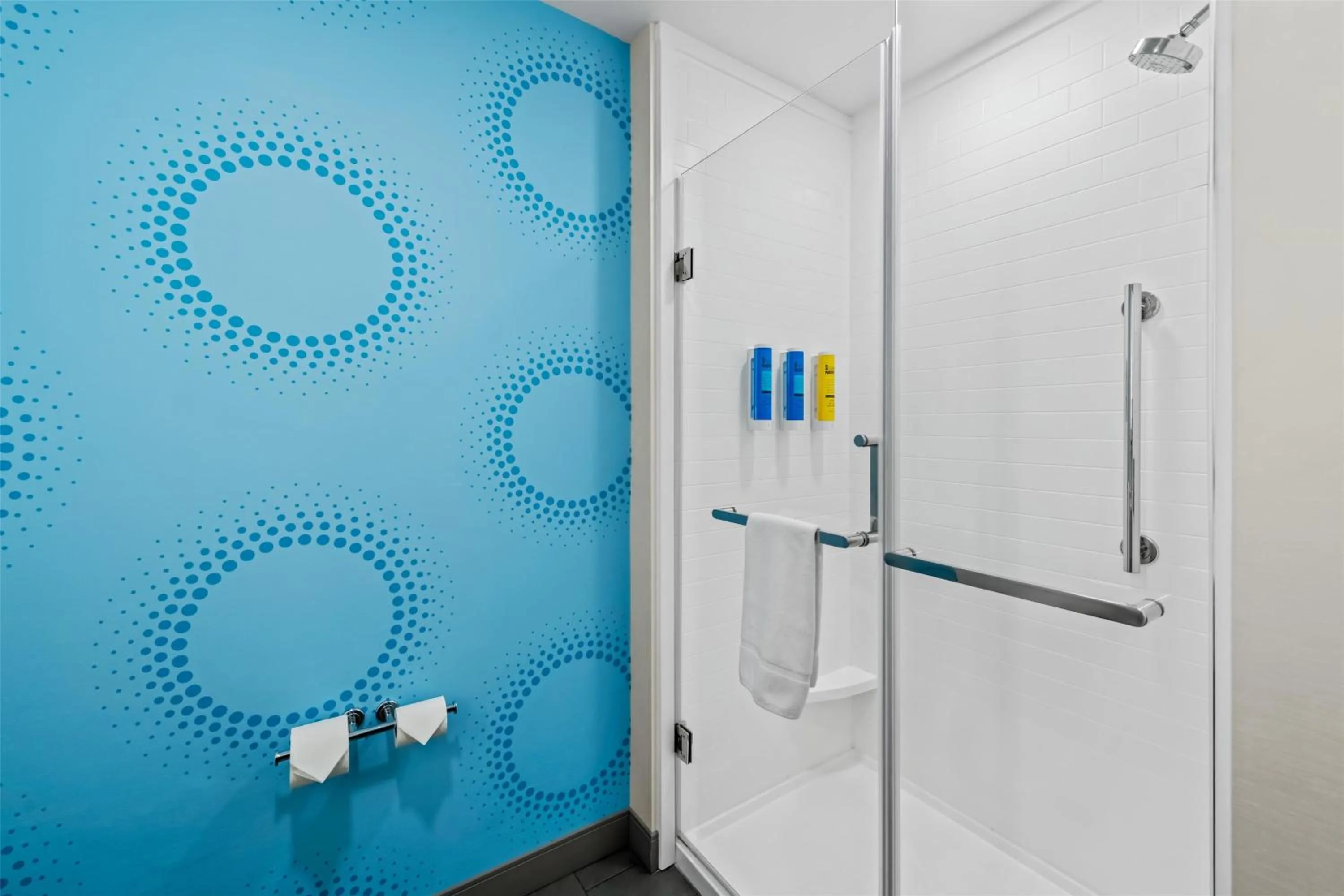 Bathroom in Tru By Hilton Kansas City Airport