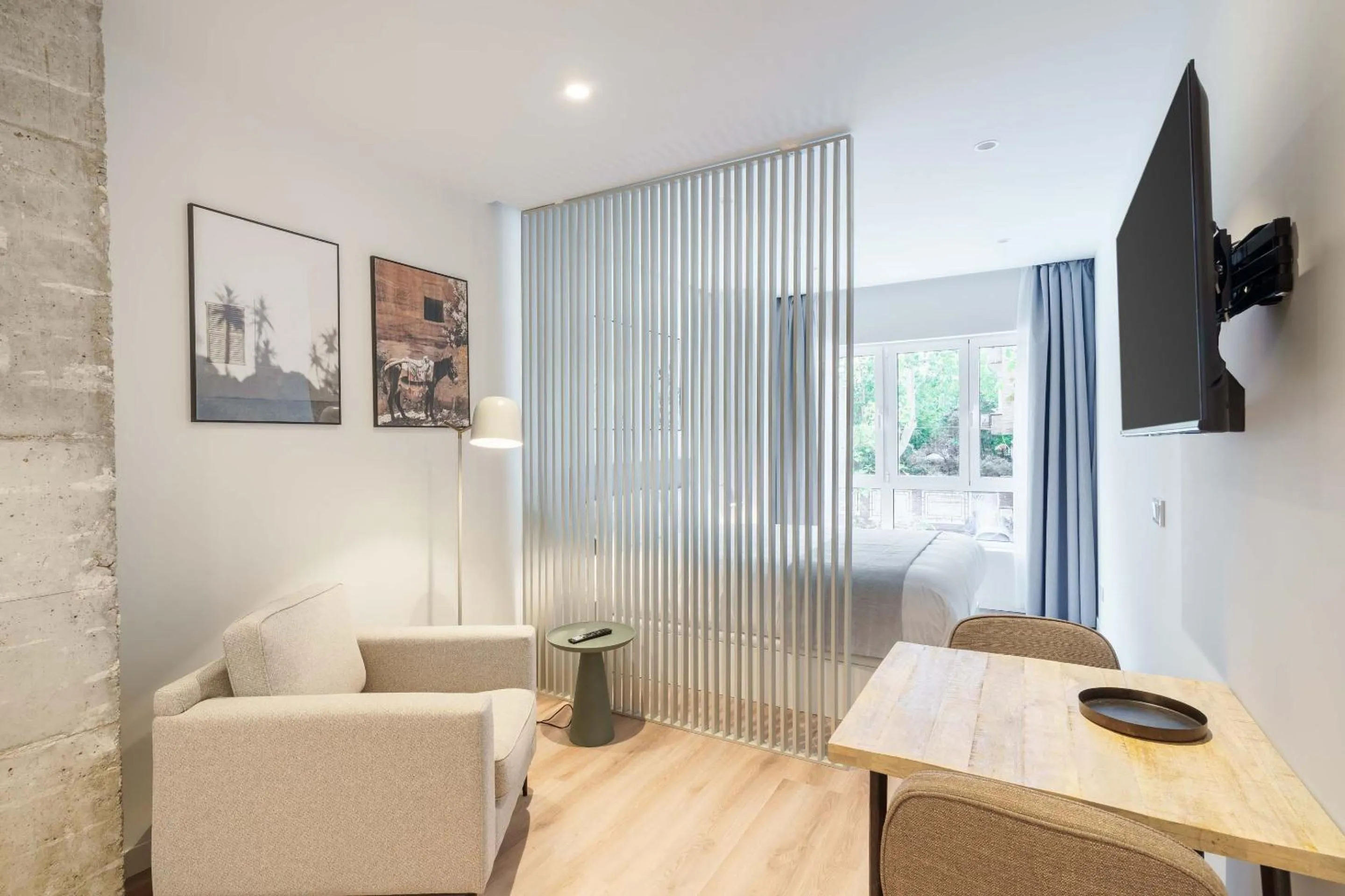 TV and multimedia in Limehome Madrid Calle de Juan Hurtado de Mendoza