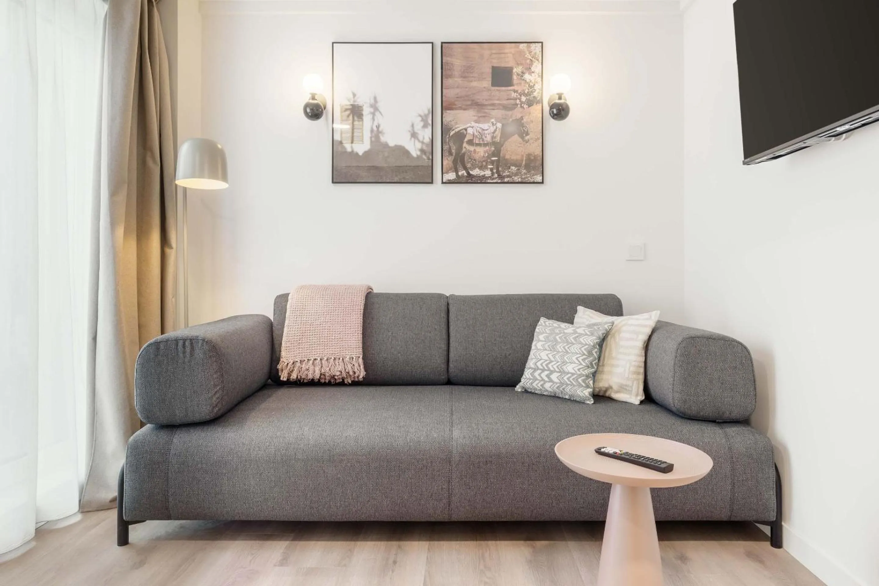 TV and multimedia in Limehome Madrid Calle de Juan Hurtado de Mendoza