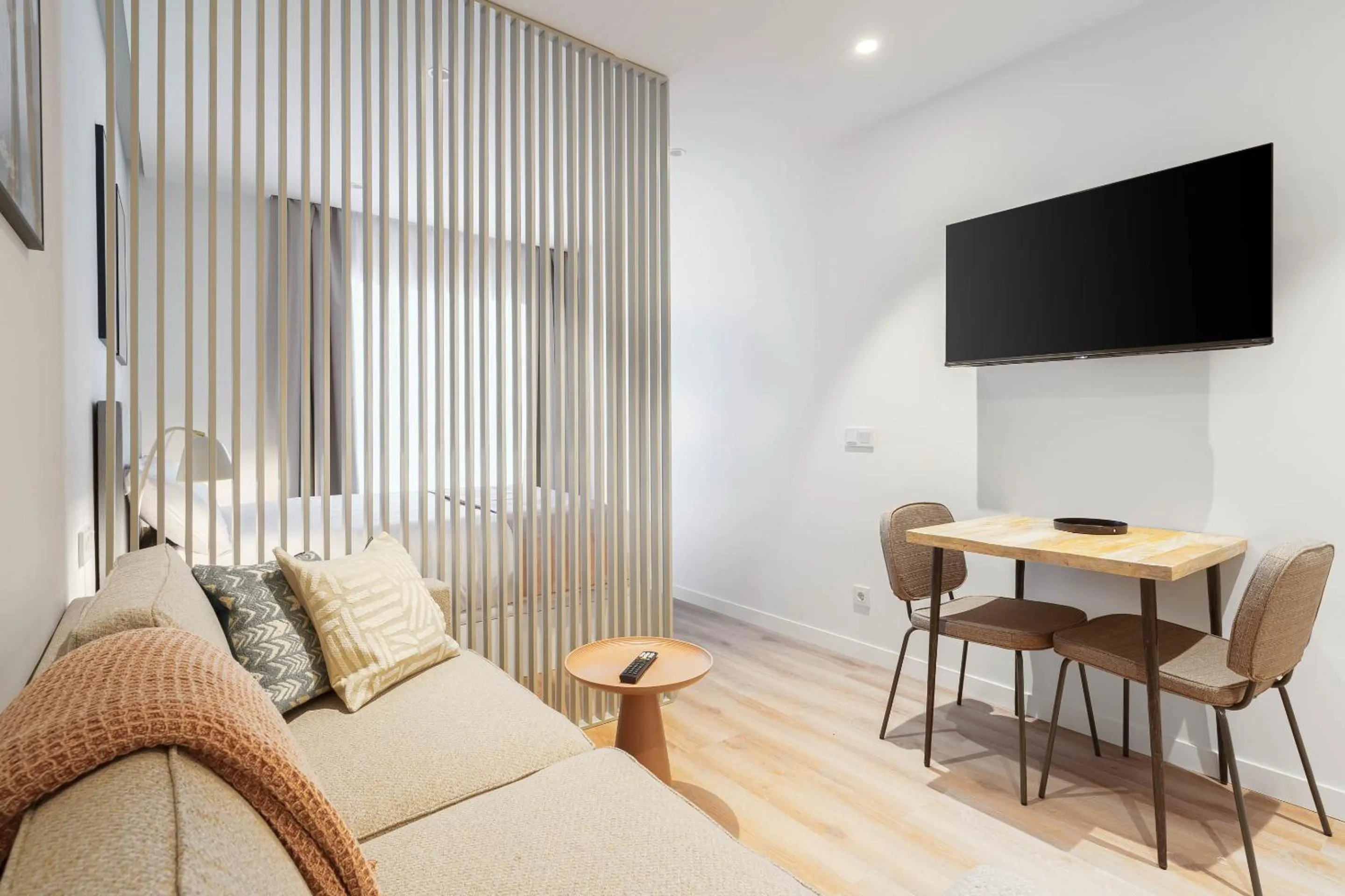 TV and multimedia in Limehome Madrid Calle de Juan Hurtado de Mendoza