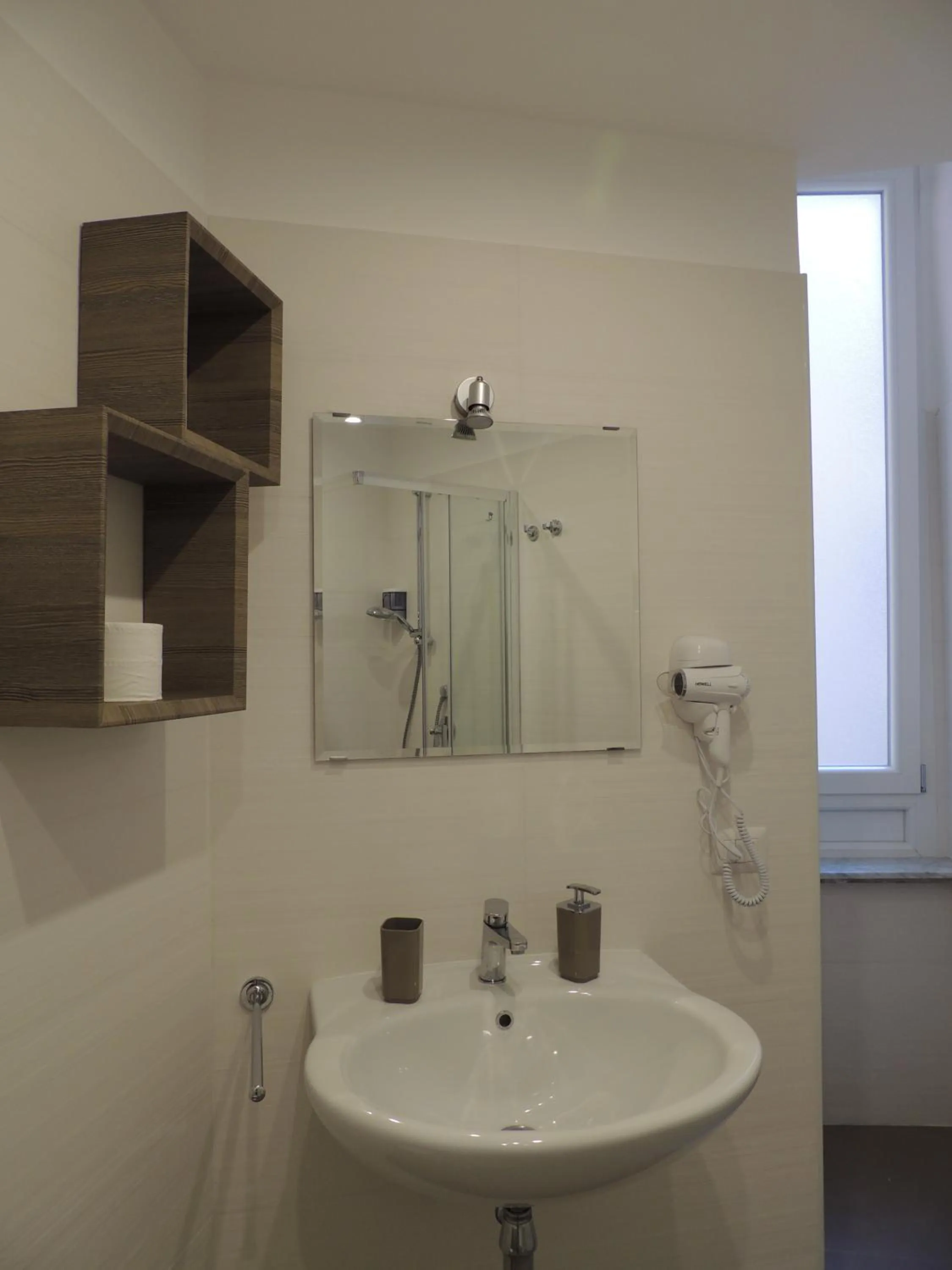 Shower in La Baia Di Partenope