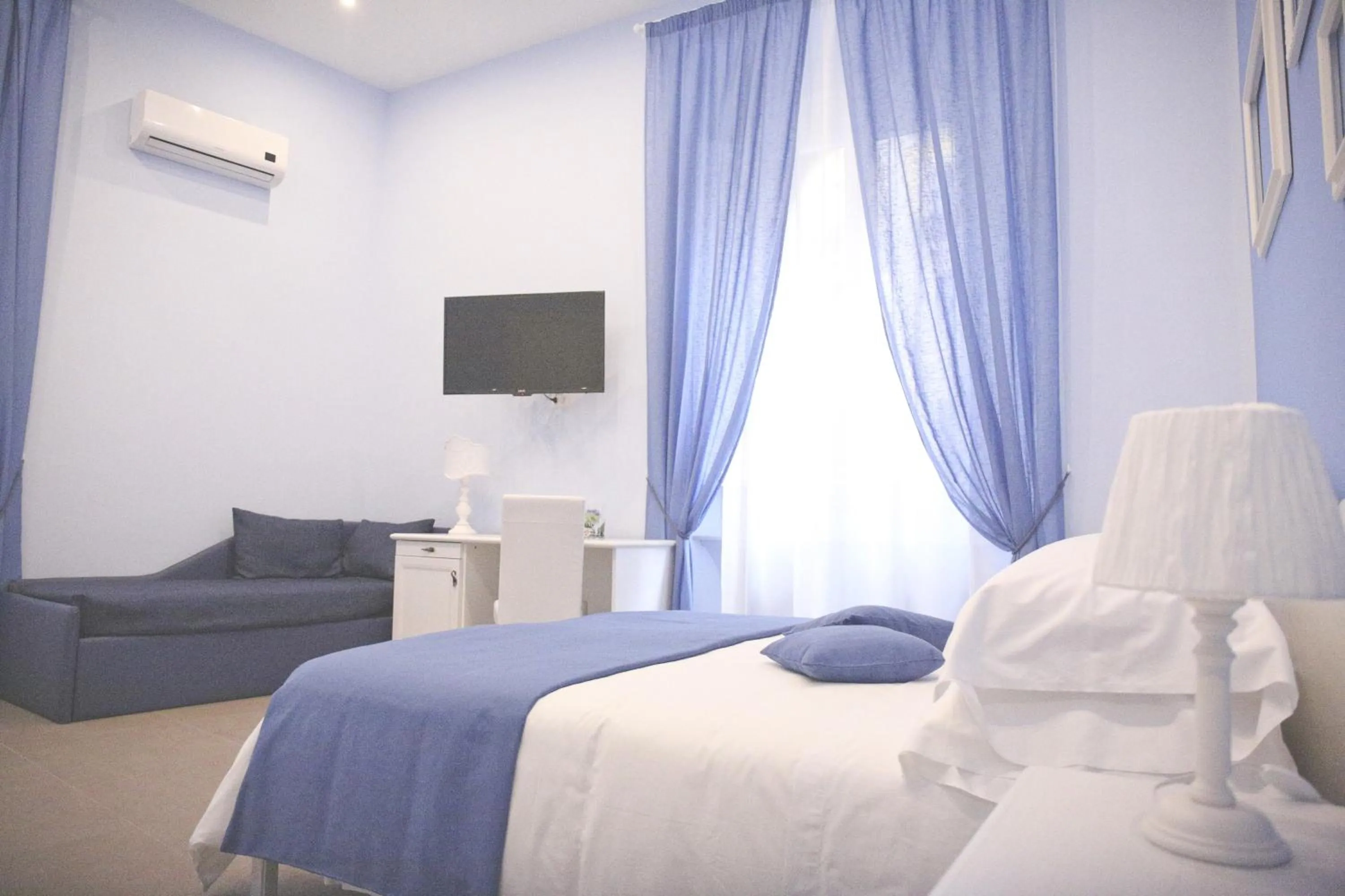 Photo of the whole room, Bed in La Baia Di Partenope