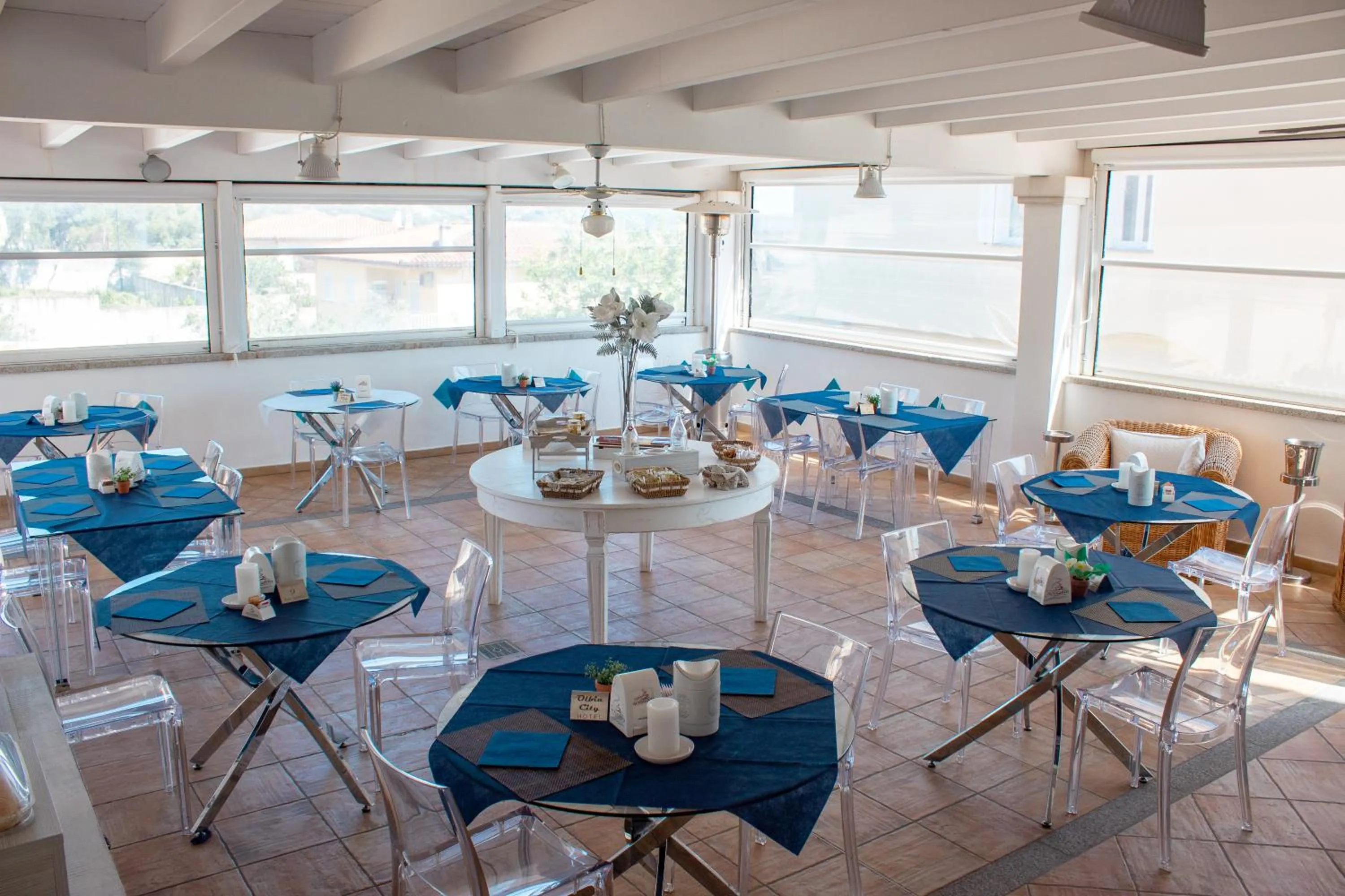 Communal lounge/ TV room in Olbia City Hotel & Spa