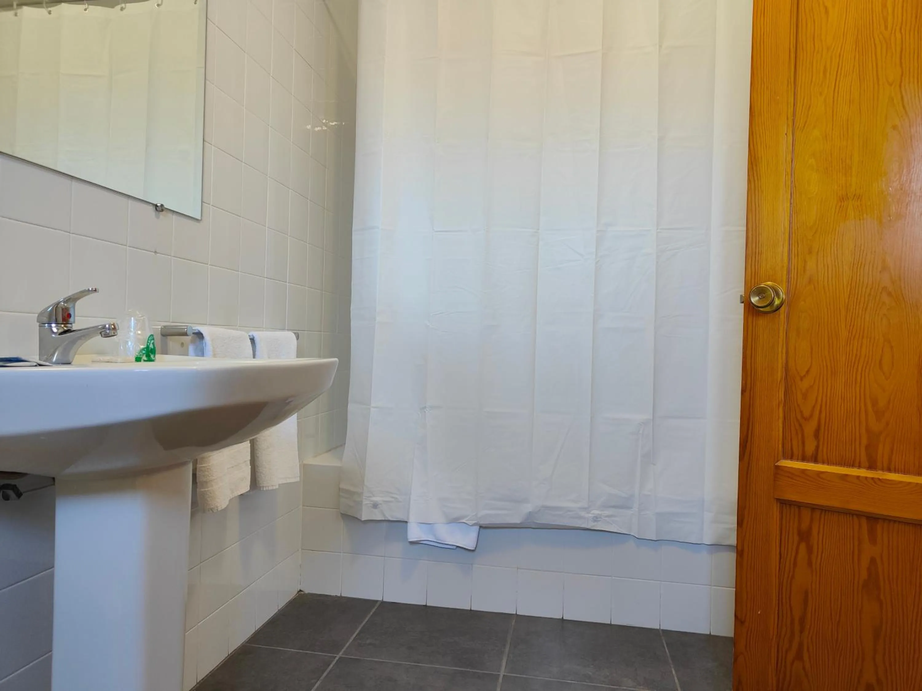 Shower in Hotel Puerta de Javalambre