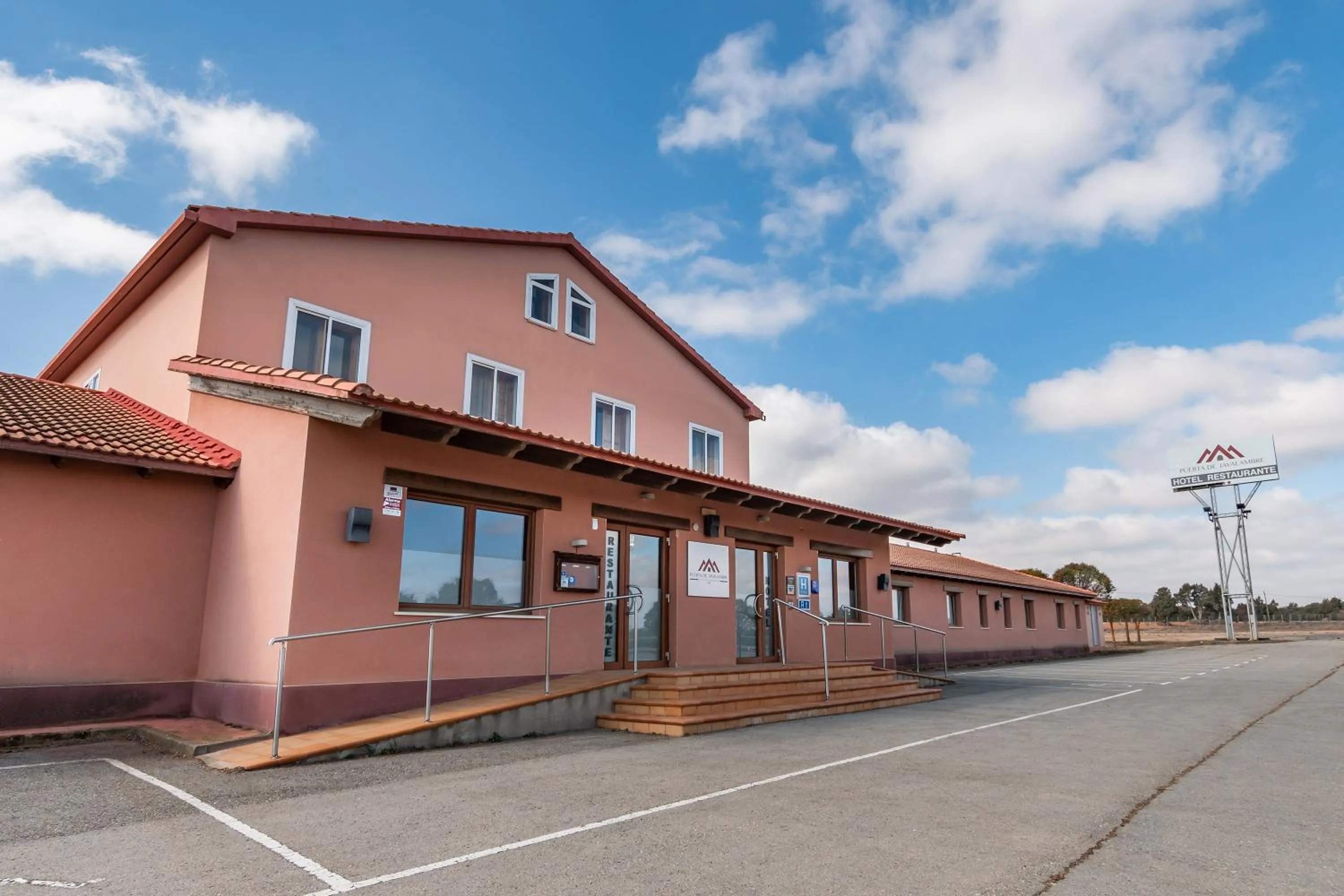 Facade/entrance in Hotel Puerta de Javalambre