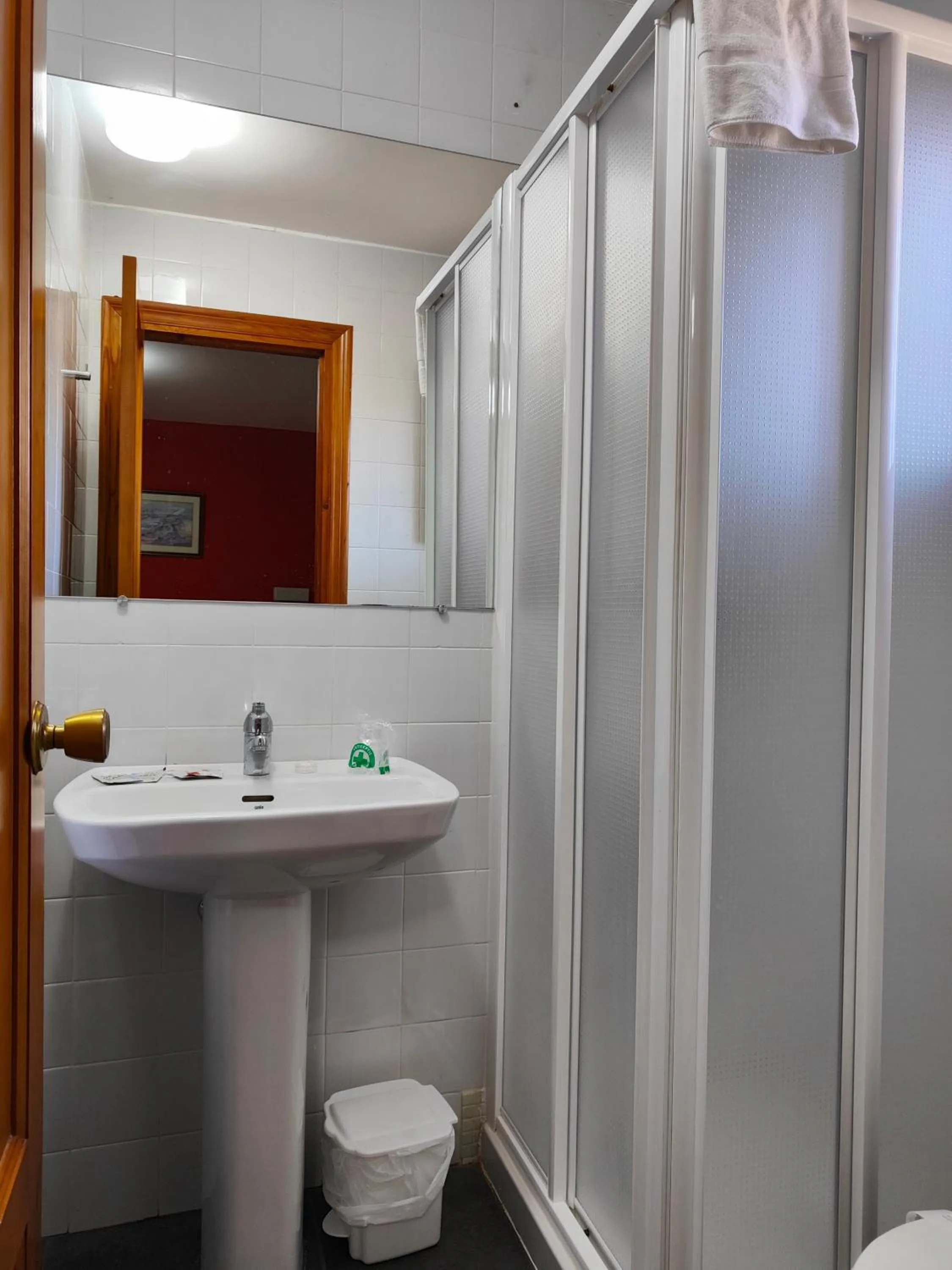 Shower in Hotel Puerta de Javalambre