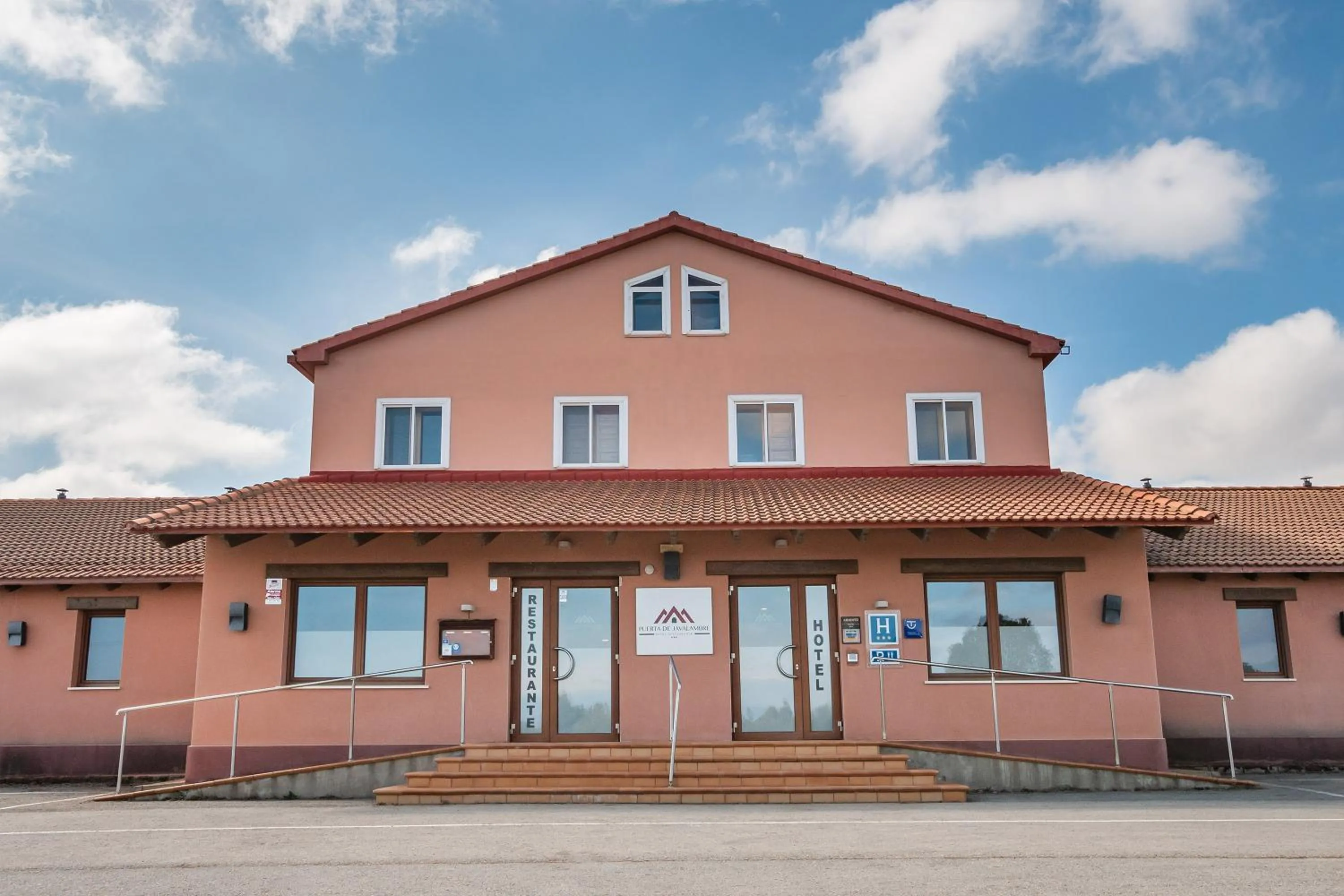 Property building in Hotel Puerta de Javalambre