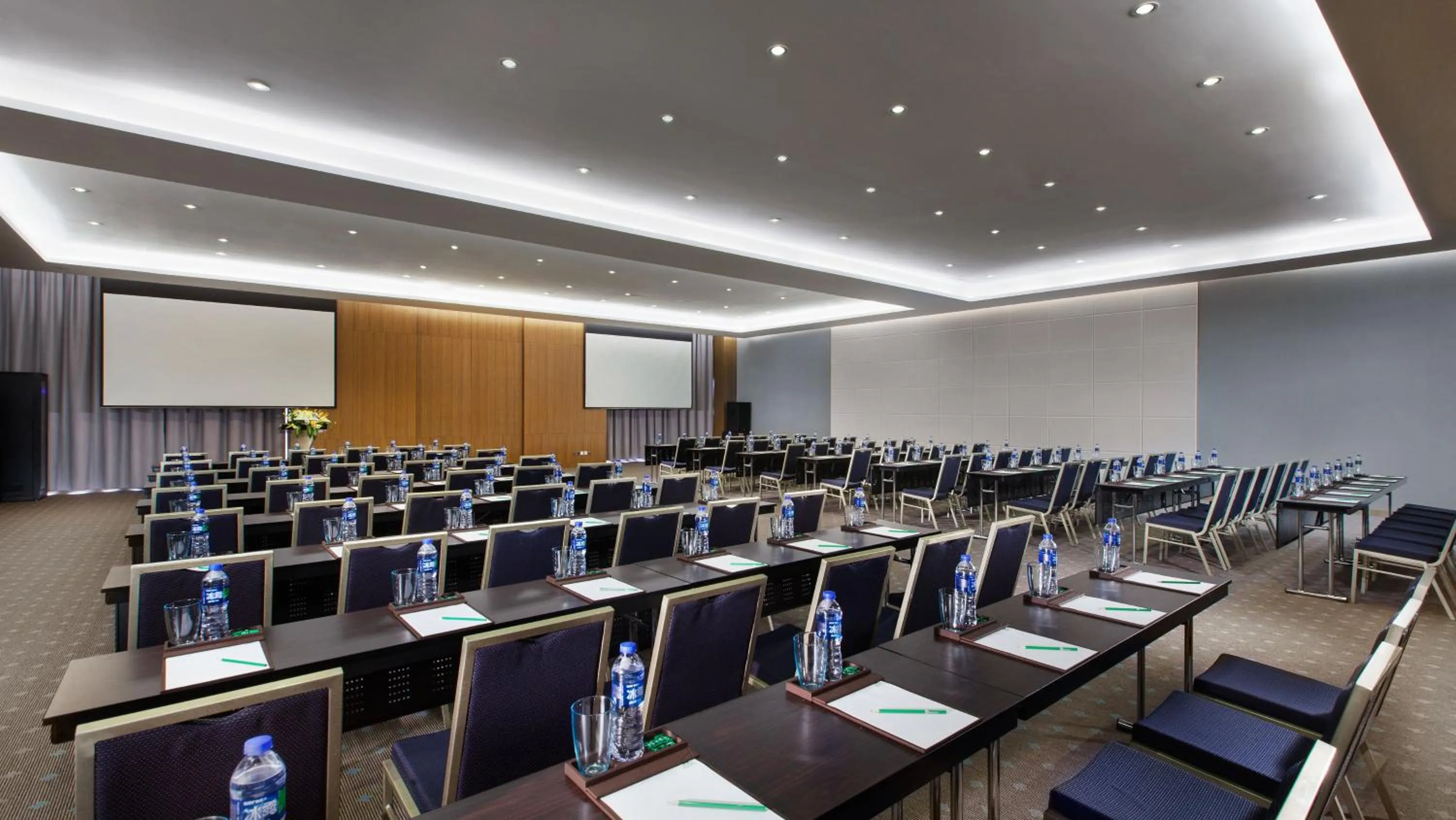 Meeting/conference room in Holiday Inn Putian Xiuyu by IHG