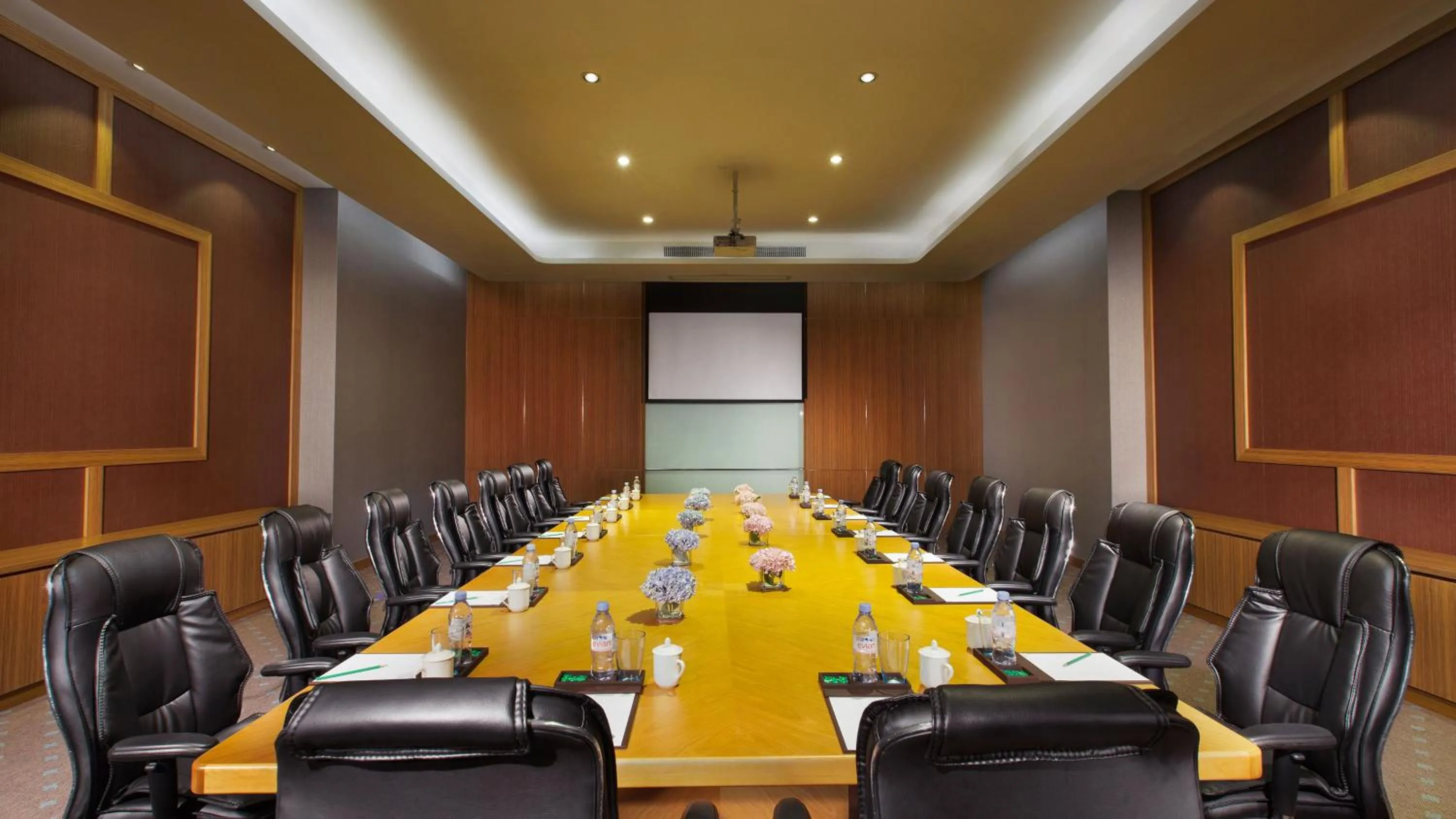 Meeting/conference room in Holiday Inn Putian Xiuyu by IHG