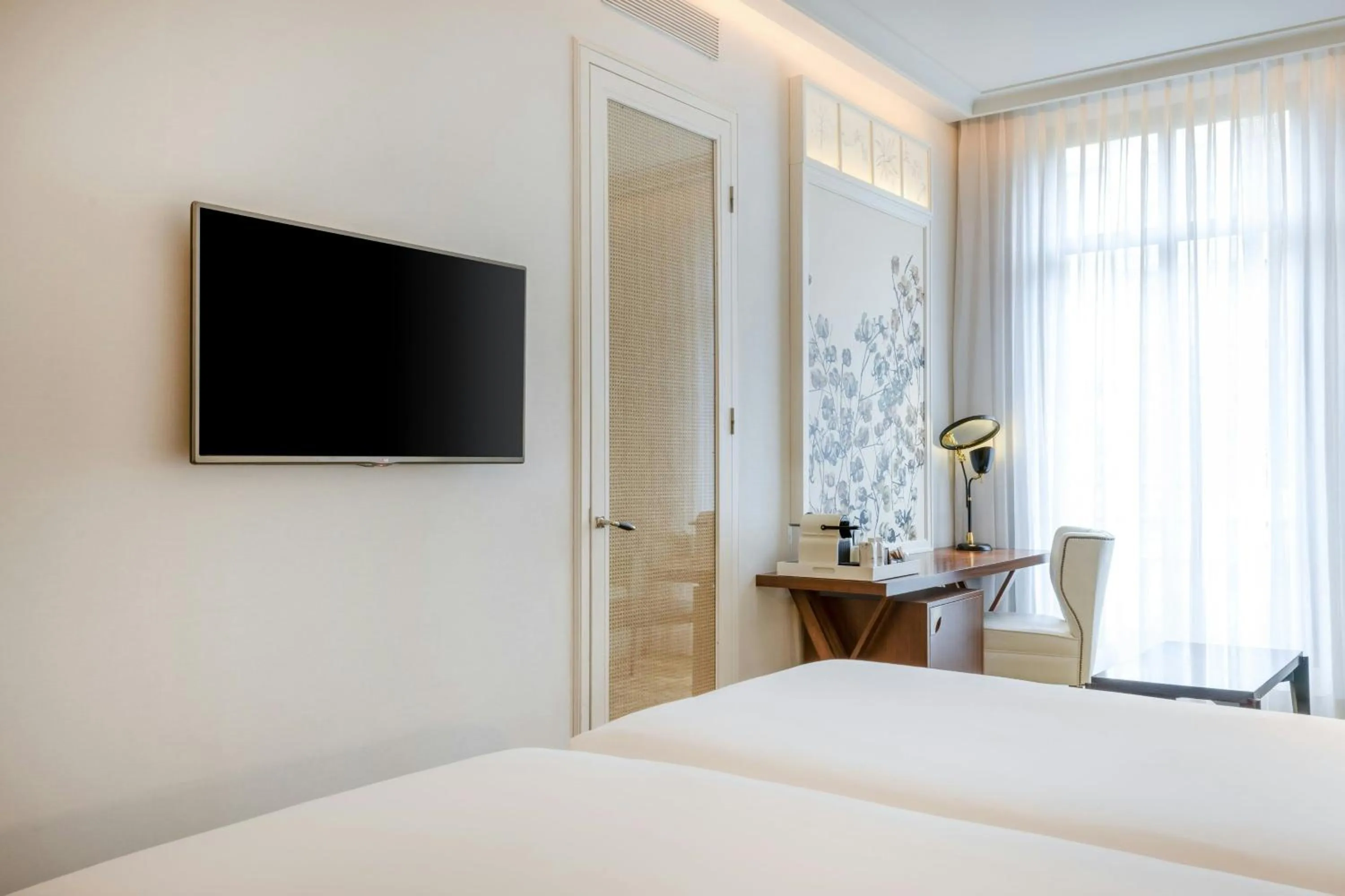 Photo of the whole room, Bed in Cotton House Hotel, Autograph Collection