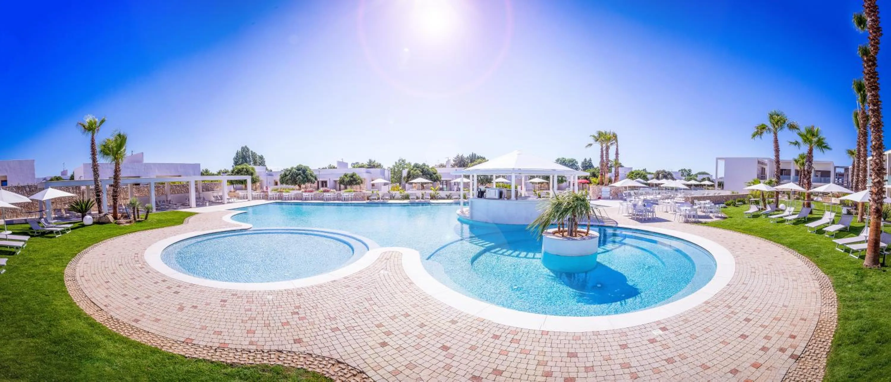 Swimming pool in Marelive - CDSHotels