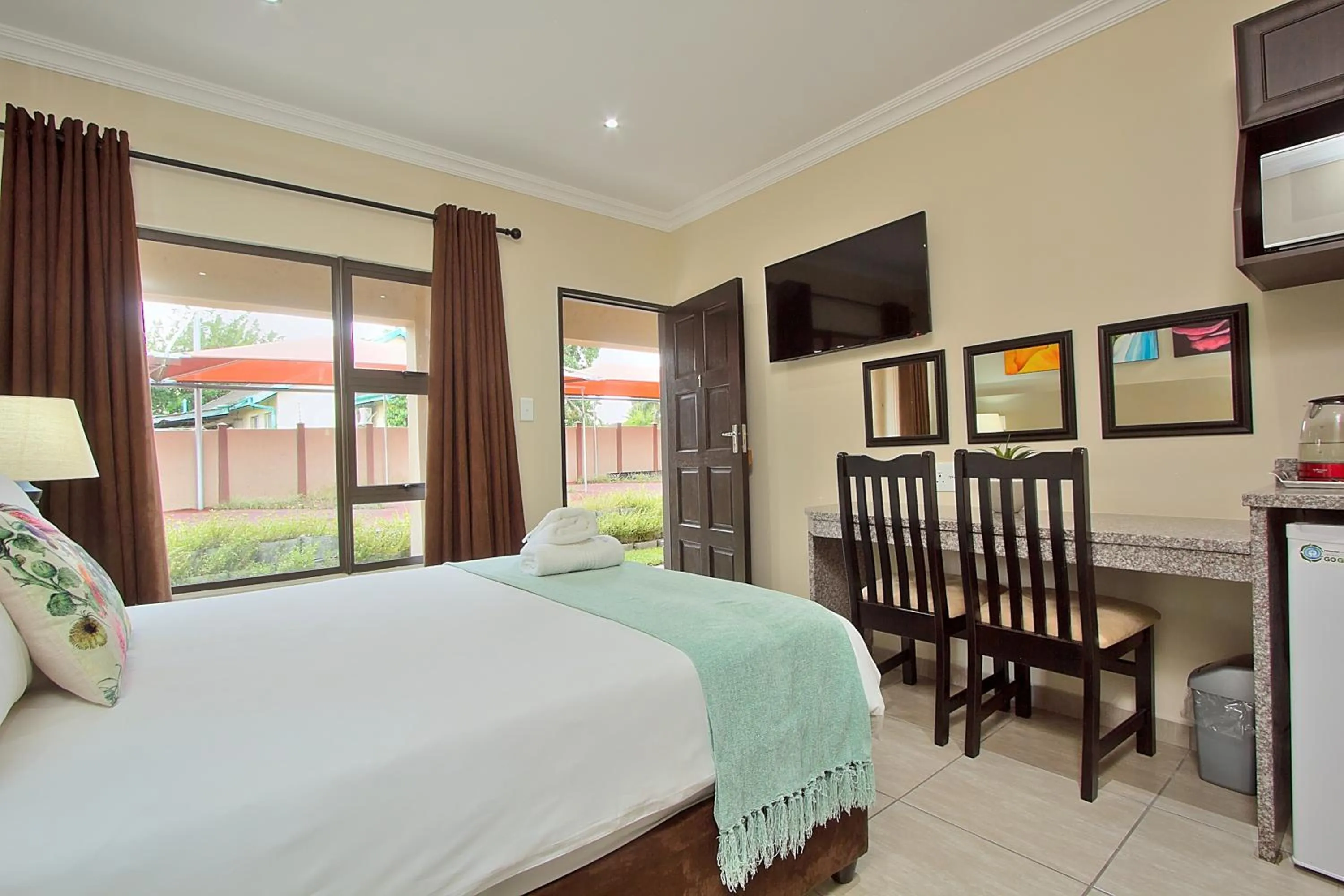 Seating area, Bed in Gecko Inn