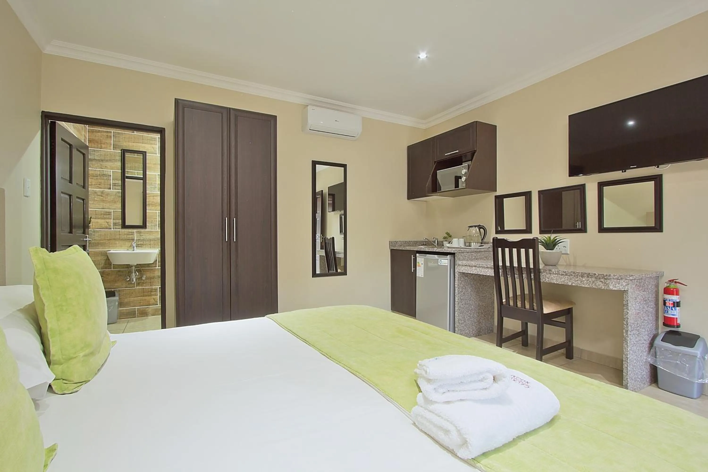 Seating area, Bed in Gecko Inn