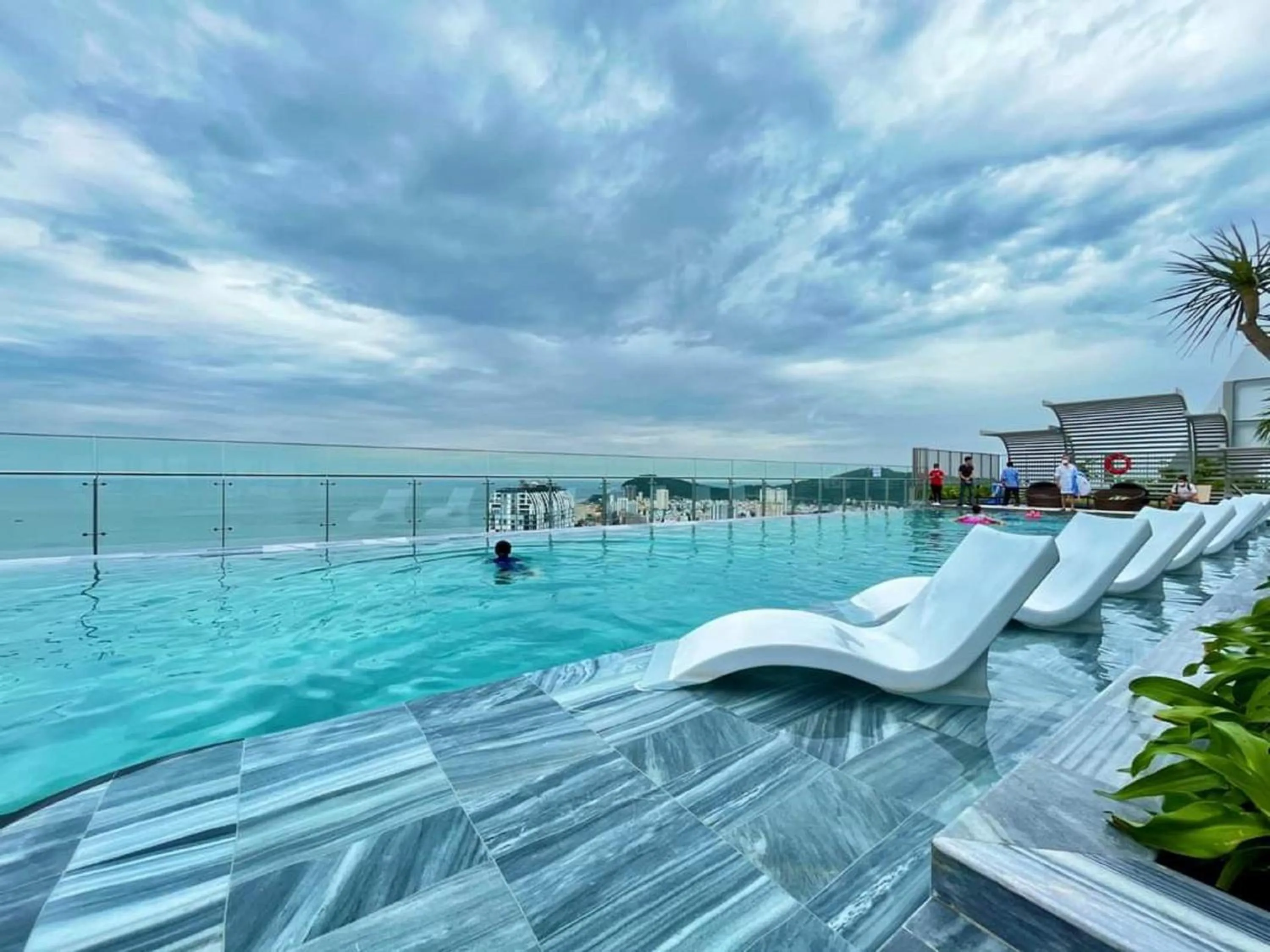 Swimming pool in The Sóng Vũng Tàu - Thương's Homestay