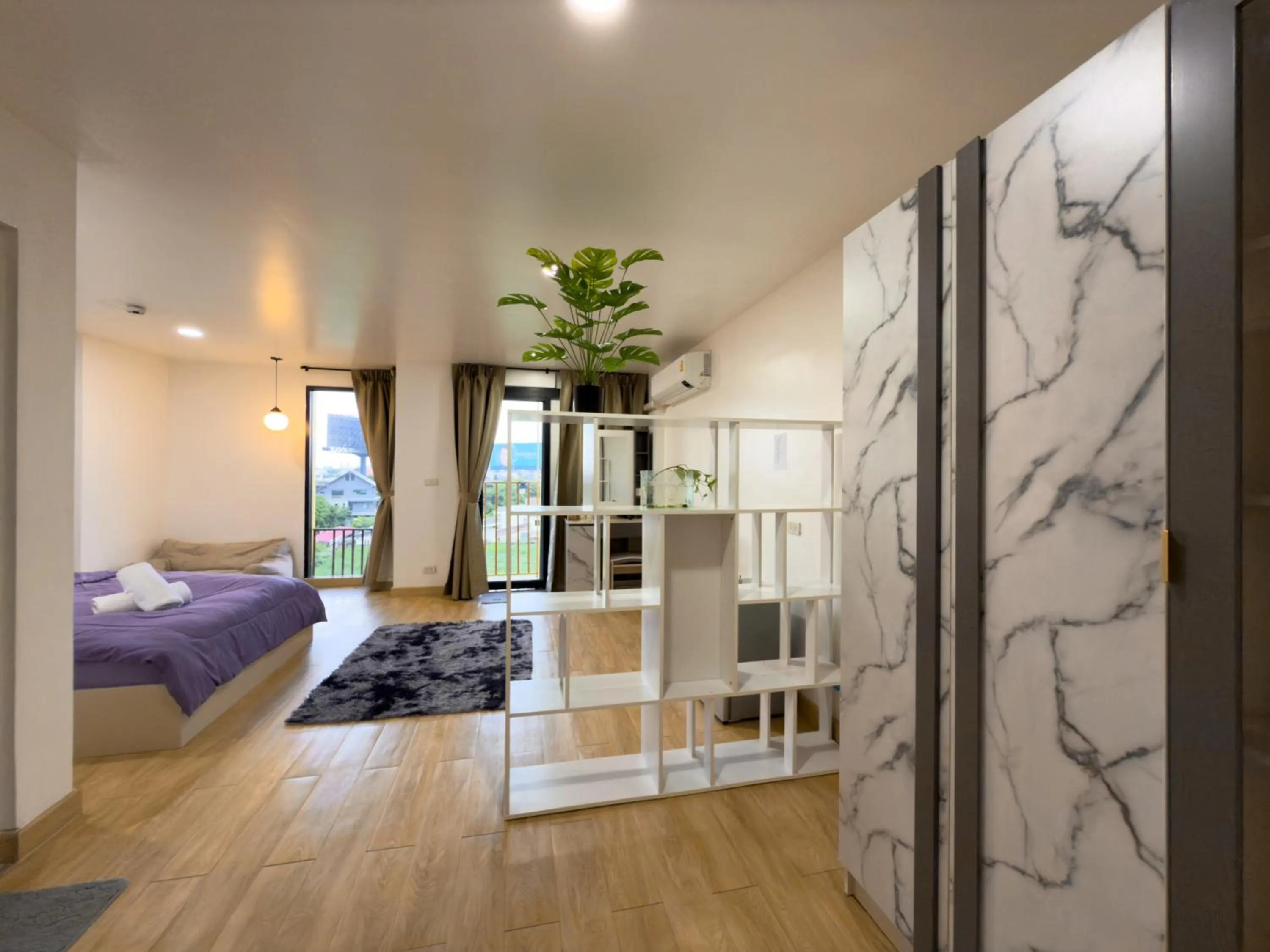 Photo of the whole room, Bed in Breezewood Bangkok Hotel